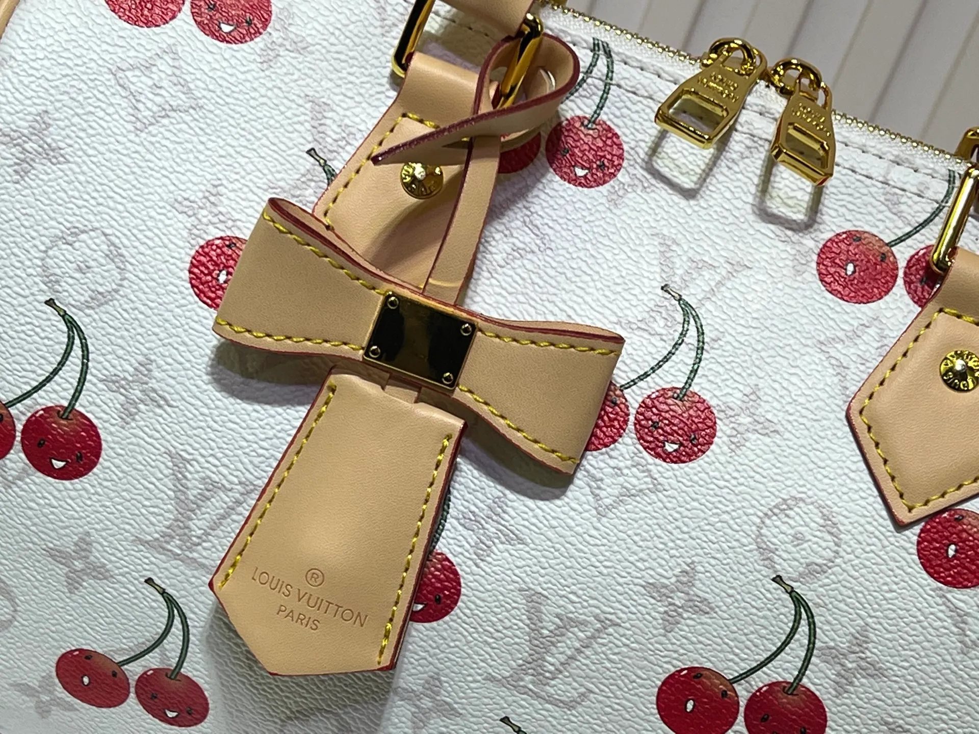 Batch 320💰M17089 M40391 Louis Vuitton collaborated with Japanese M artist Takashi Murakami for the first time in 2003 and launched the classic "Color Monogram" series, which immediately caused a trend storm. The "Cherry Series" launched in 2005 is based on Murakami's design, integrating cherry elements into LV's classic Monogram canvas, showing the perfect combination of art and fashion. Size: 30x21x17