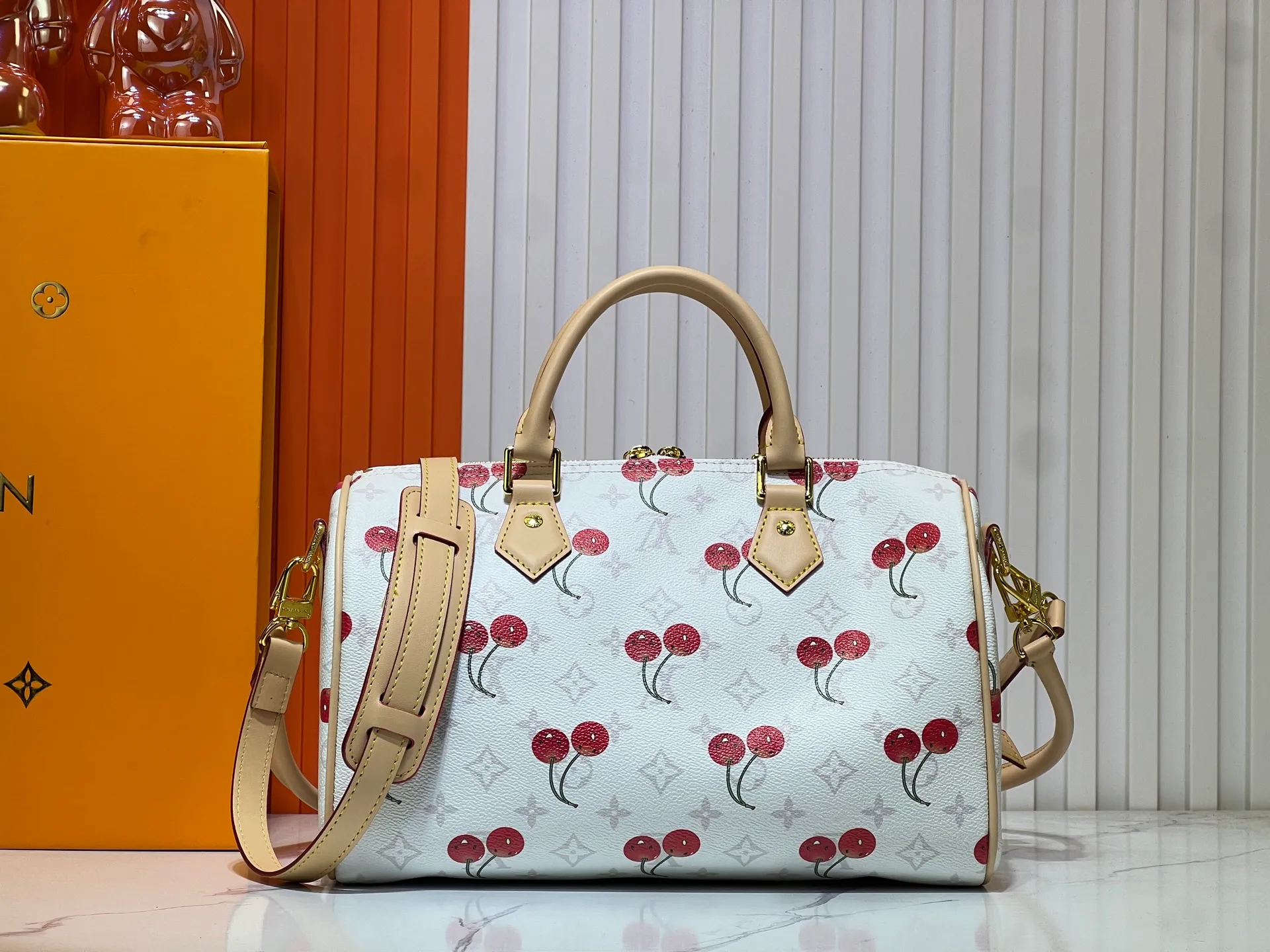 Batch 320💰M17089 M40391 Louis Vuitton collaborated with Japanese M artist Takashi Murakami for the first time in 2003 and launched the classic "Color Monogram" series, which immediately caused a trend storm. The "Cherry Series" launched in 2005 is based on Murakami's design, integrating cherry elements into LV's classic Monogram canvas, showing the perfect combination of art and fashion. Size: 30x21x17