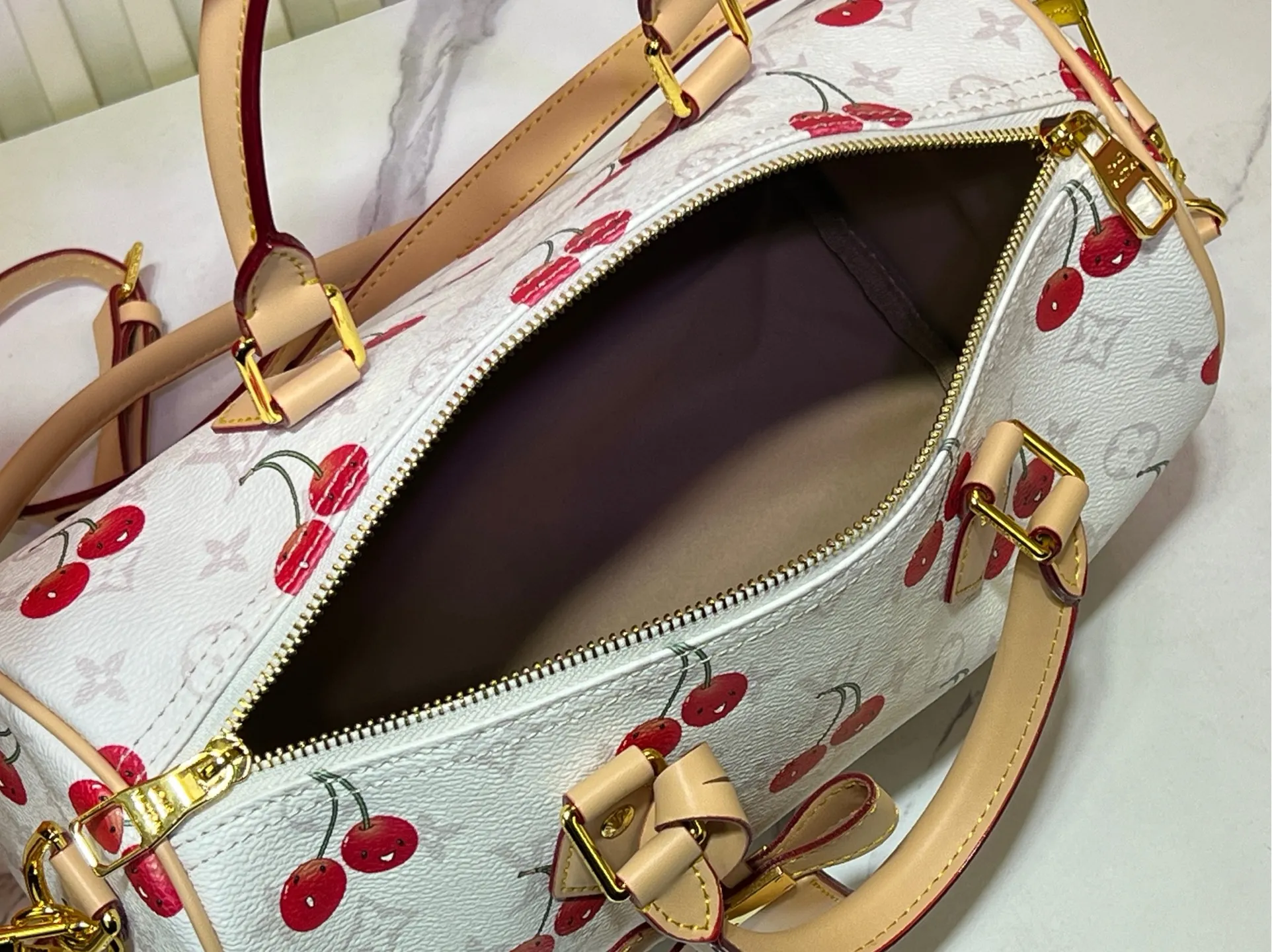 Batch 320💰M17089 M40391 Louis Vuitton collaborated with Japanese M artist Takashi Murakami for the first time in 2003 and launched the classic "Color Monogram" series, which immediately caused a trend storm. The "Cherry Series" launched in 2005 is based on Murakami's design, integrating cherry elements into LV's classic Monogram canvas, showing the perfect combination of art and fashion. Size: 30x21x17