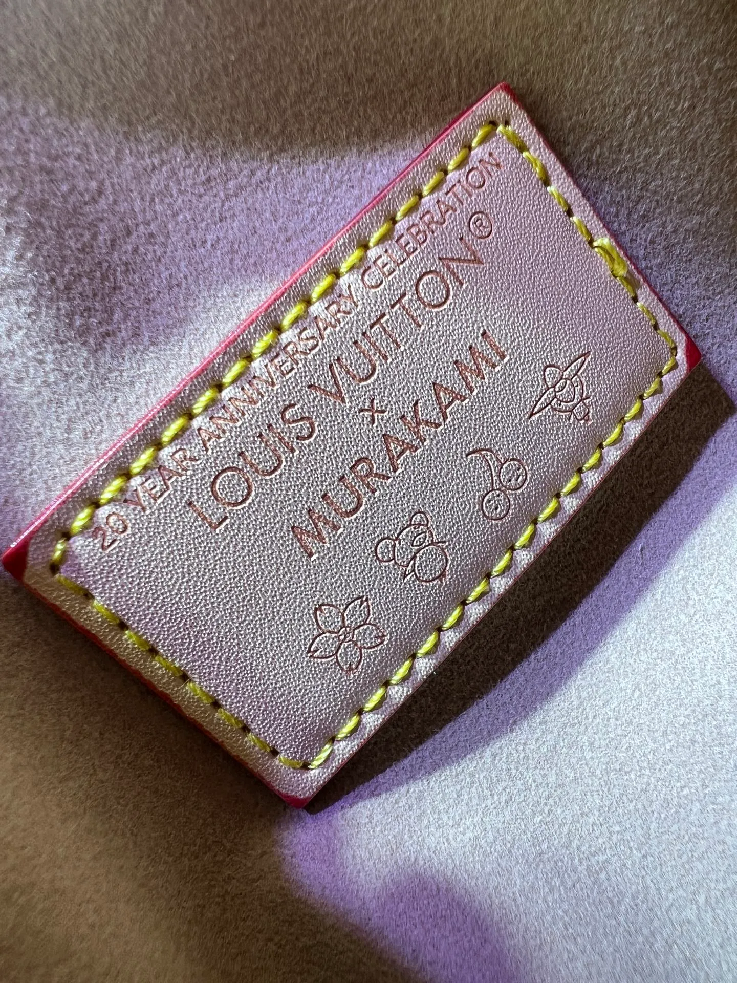 Batch 320💰M17089 M40391 Louis Vuitton collaborated with Japanese M artist Takashi Murakami for the first time in 2003 and launched the classic "Color Monogram" series, which immediately caused a trend storm. The "Cherry Series" launched in 2005 is based on Murakami's design, integrating cherry elements into LV's classic Monogram canvas, showing the perfect combination of art and fashion. Size: 30x21x17