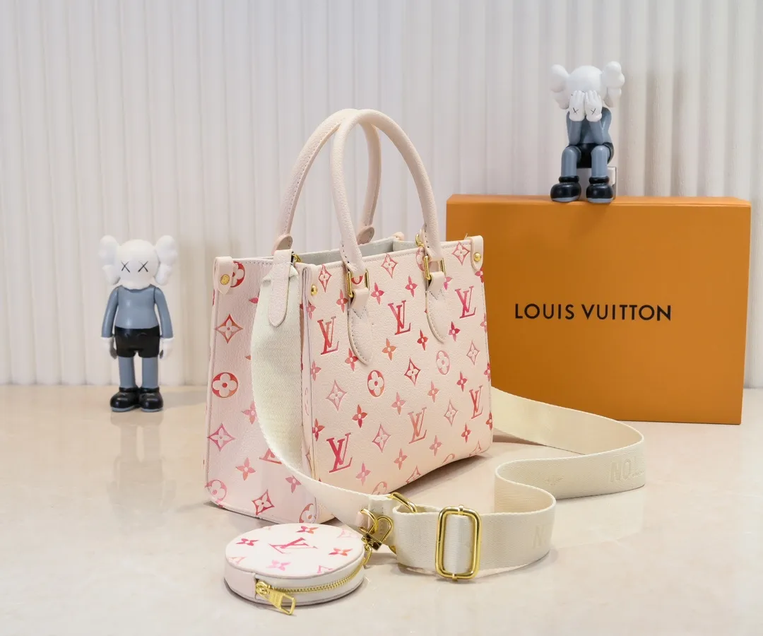 Batch 300💰M46373 This small OnTheGo handbag comes from the Sunrise Aquarelle series. It is made of colorful Monogram Empreinte leather and is infused with watercolor effect LV letters and Monogram flowers, delicately depicting the rising sun. The silk-screen luster is like crystal clear morning dew, and the rolled leather handles and detachable and adjustable shoulder strap allow for a variety of carrying methods. Size: 25x11x19cm