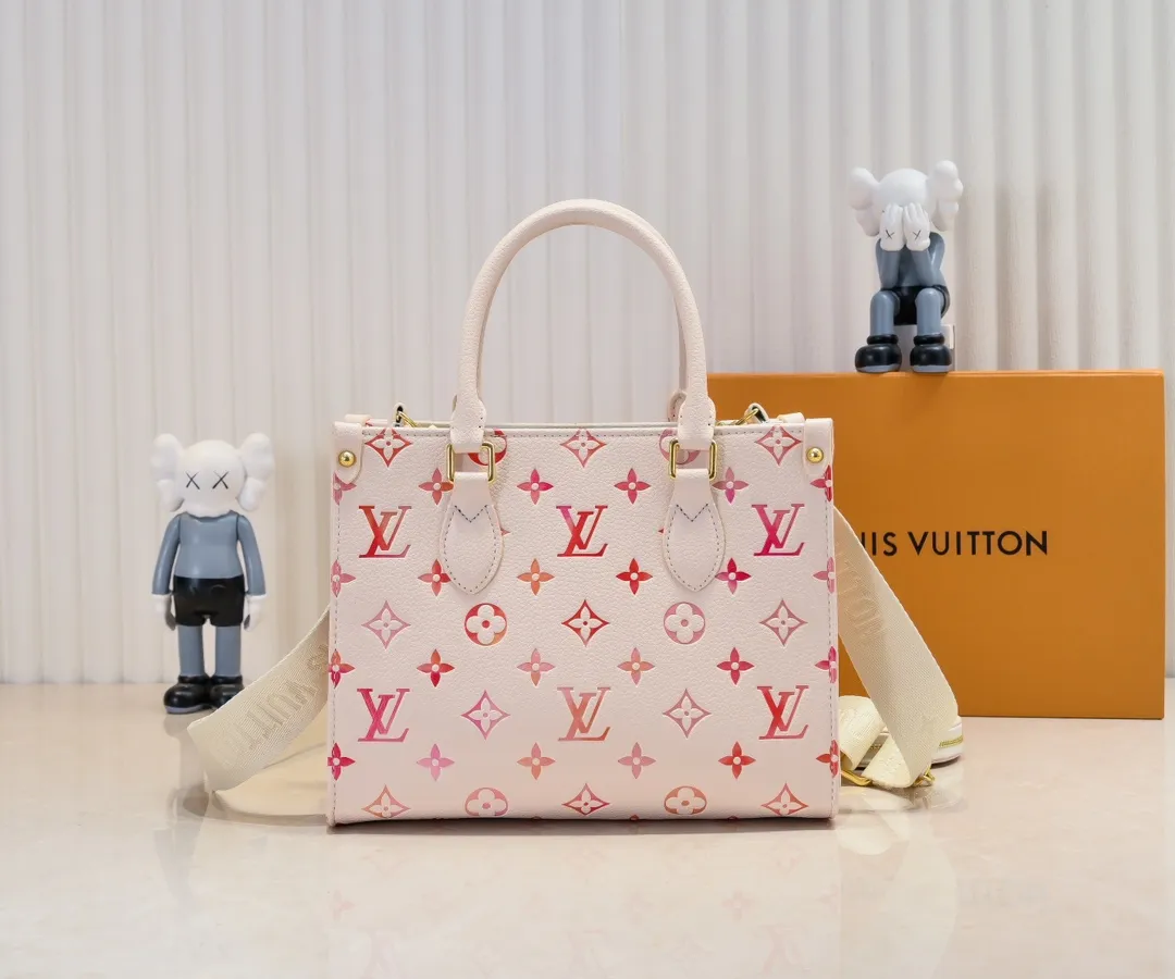 Batch 300💰M46373 This small OnTheGo handbag comes from the Sunrise Aquarelle series. It is made of colorful Monogram Empreinte leather and is infused with watercolor effect LV letters and Monogram flowers, delicately depicting the rising sun. The silk-screen luster is like crystal clear morning dew, and the rolled leather handles and detachable and adjustable shoulder strap allow for a variety of carrying methods. Size: 25x11x19cm