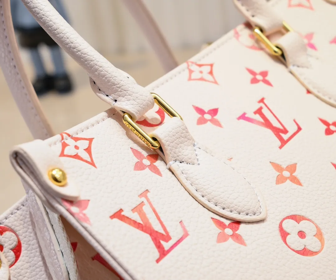 Batch 300💰M46373 This small OnTheGo handbag comes from the Sunrise Aquarelle series. It is made of colorful Monogram Empreinte leather and is infused with watercolor effect LV letters and Monogram flowers, delicately depicting the rising sun. The silk-screen luster is like crystal clear morning dew, and the rolled leather handles and detachable and adjustable shoulder strap allow for a variety of carrying methods. Size: 25x11x19cm