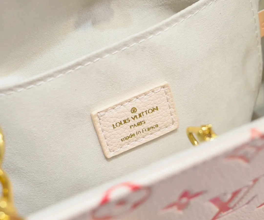 Batch 300💰M46373 This small OnTheGo handbag comes from the Sunrise Aquarelle series. It is made of colorful Monogram Empreinte leather and is infused with watercolor effect LV letters and Monogram flowers, delicately depicting the rising sun. The silk-screen luster is like crystal clear morning dew, and the rolled leather handles and detachable and adjustable shoulder strap allow for a variety of carrying methods. Size: 25x11x19cm