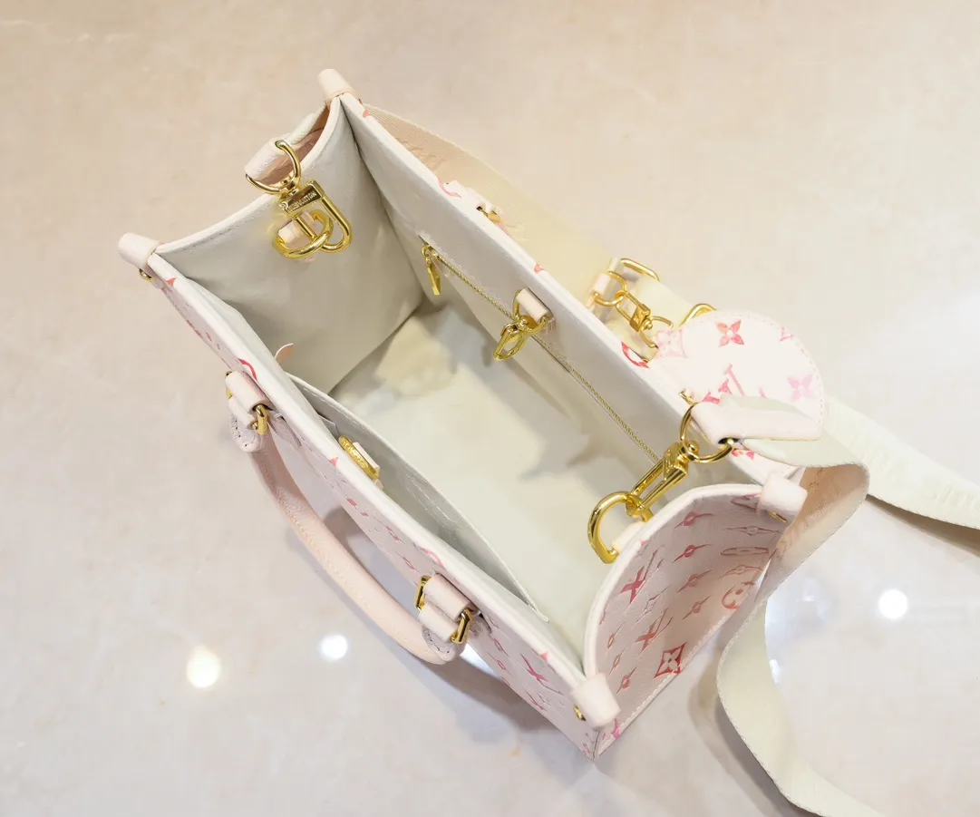 Batch 300💰M46373 This small OnTheGo handbag comes from the Sunrise Aquarelle series. It is made of colorful Monogram Empreinte leather and is infused with watercolor effect LV letters and Monogram flowers, delicately depicting the rising sun. The silk-screen luster is like crystal clear morning dew, and the rolled leather handles and detachable and adjustable shoulder strap allow for a variety of carrying methods. Size: 25x11x19cm