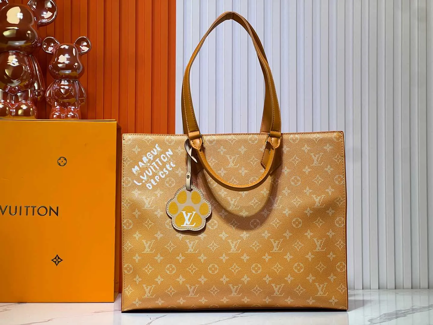 Batch 320💰M12683 This Sac Plat 24H handbag is made of bright Monogram Heritage canvas, and the Marque L Vuitton Deposee logo of the original Damier canvas is transplanted here. The LV Yumu embossed Kamura bag is decorated in the shape of a dog's paw, and the long and short handles allow for shoulder or hand carry options. Size: 41x33x14cm