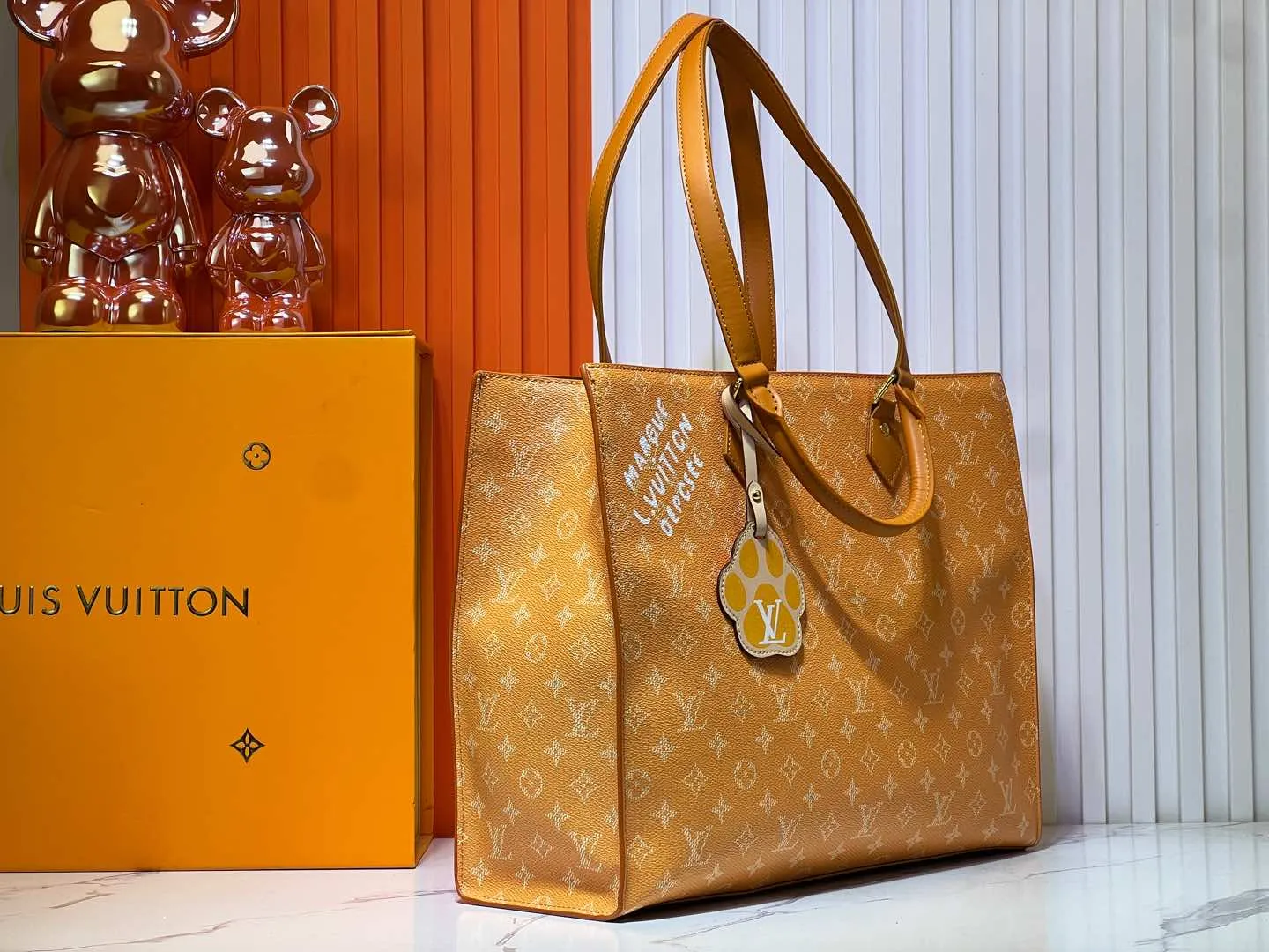 Batch 320💰M12683 This Sac Plat 24H handbag is made of bright Monogram Heritage canvas, and the Marque L Vuitton Deposee logo of the original Damier canvas is transplanted here. The LV Yumu embossed Kamura bag is decorated in the shape of a dog's paw, and the long and short handles allow for shoulder or hand carry options. Size: 41x33x14cm