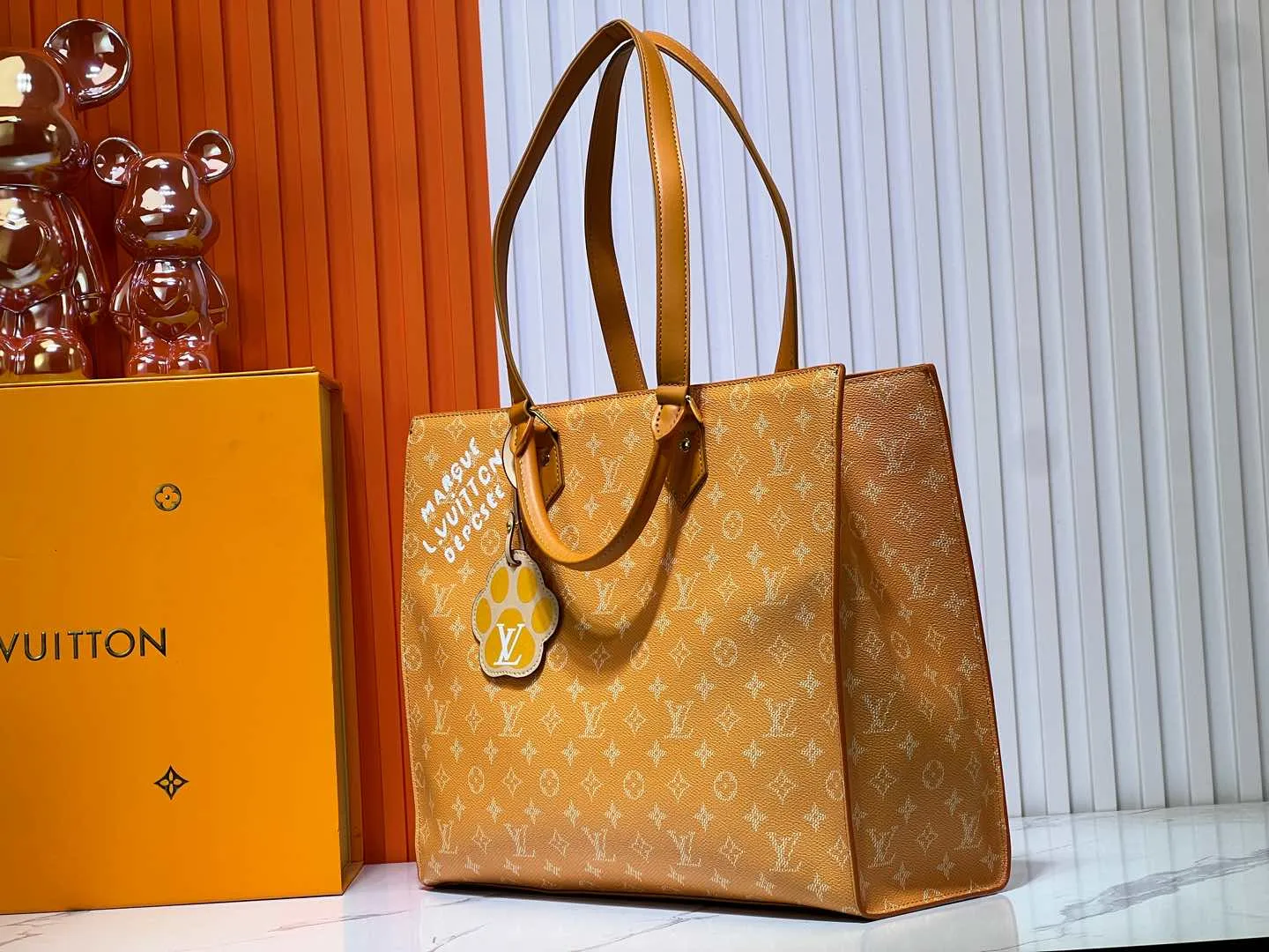 Batch 320💰M12683 This Sac Plat 24H handbag is made of bright Monogram Heritage canvas, and the Marque L Vuitton Deposee logo of the original Damier canvas is transplanted here. The LV Yumu embossed Kamura bag is decorated in the shape of a dog's paw, and the long and short handles allow for shoulder or hand carry options. Size: 41x33x14cm