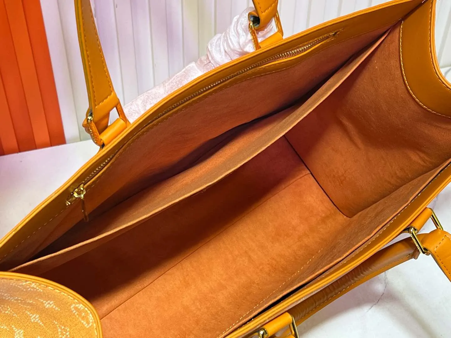 Batch 320💰M12683 This Sac Plat 24H handbag is made of bright Monogram Heritage canvas, and the Marque L Vuitton Deposee logo of the original Damier canvas is transplanted here. The LV Yumu embossed Kamura bag is decorated in the shape of a dog's paw, and the long and short handles allow for shoulder or hand carry options. Size: 41x33x14cm