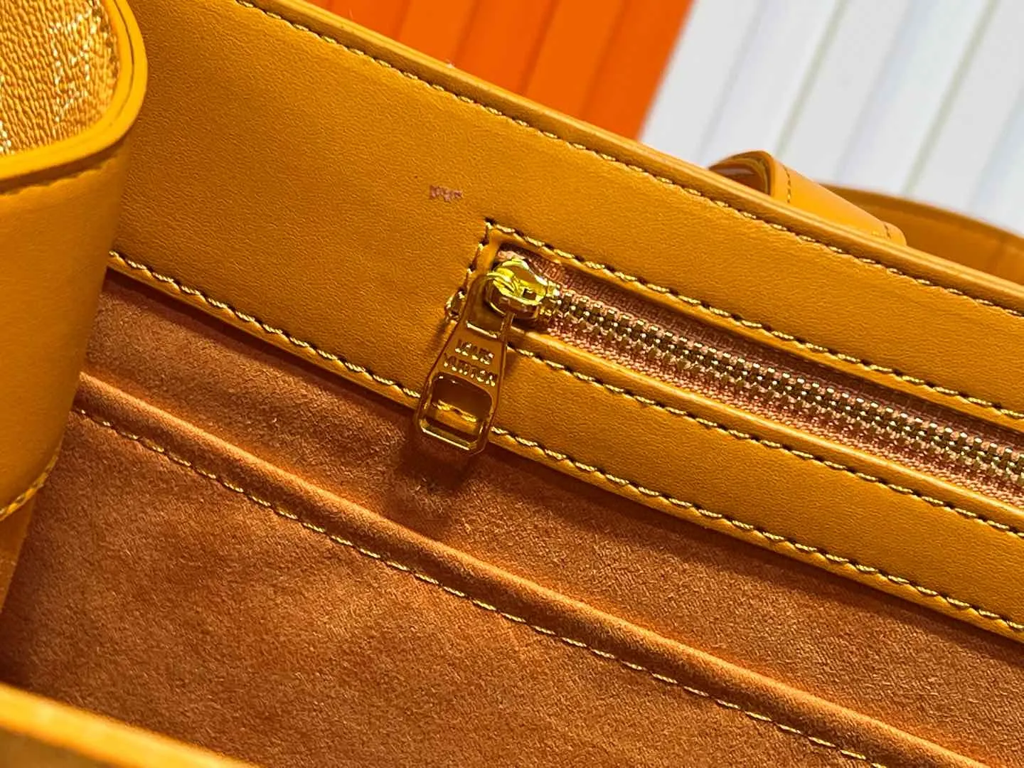 Batch 320💰M12683 This Sac Plat 24H handbag is made of bright Monogram Heritage canvas, and the Marque L Vuitton Deposee logo of the original Damier canvas is transplanted here. The LV Yumu embossed Kamura bag is decorated in the shape of a dog's paw, and the long and short handles allow for shoulder or hand carry options. Size: 41x33x14cm