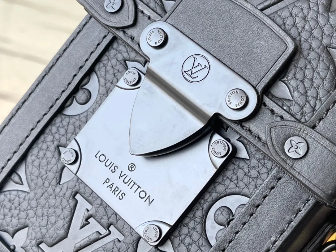 💰1180 (top-grain leather) top-quality original M82070 all-leather Vertical Trunk mini handbag showing the heritage and modern concept of box making. Taurillon leather is embossed with the classic Monogram pattern, it has a magnetic flap for secure storage and a removable and adjustable shoulder strap for easy shoulder wear. Dimensions: 10.7 x 17.5 x 6.8 cm