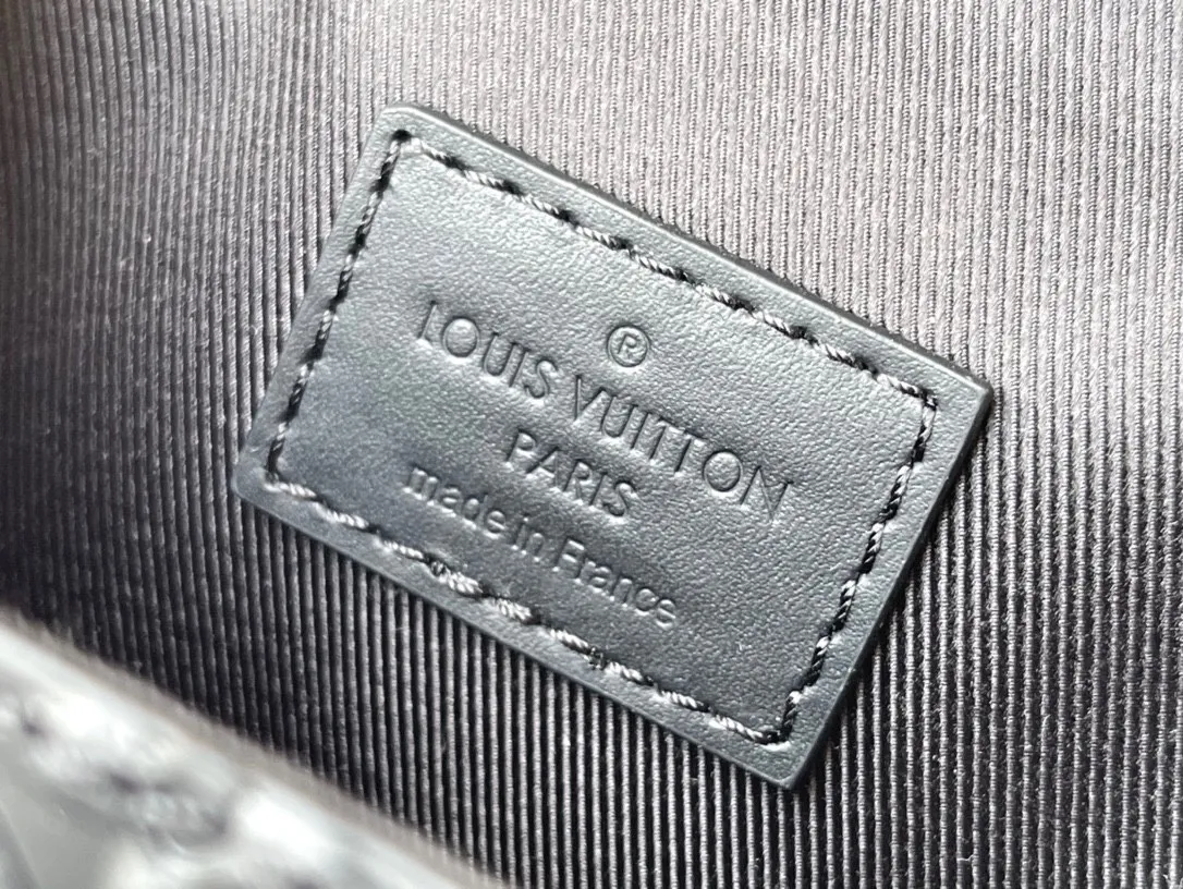💰1180 (top-grain leather) top-quality original M82070 all-leather Vertical Trunk mini handbag showing the heritage and modern concept of box making. Taurillon leather is embossed with the classic Monogram pattern, it has a magnetic flap for secure storage and a removable and adjustable shoulder strap for easy shoulder wear. Dimensions: 10.7 x 17.5 x 6.8 cm
