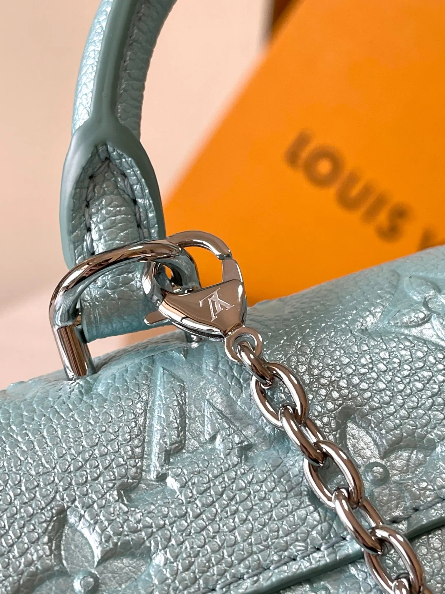 P2560 [Special grade MB original leather] This Nano Madeleine handbag uses Monogram Empreinte leather to interpret the pocket version of the Madeleine handbag. Model: M12211 blue chip version. Material: A-grade all-steel hardware, imported original fabric. Packaging: full set of original duty-free MB packaging. Size: 21*12.5*6CM