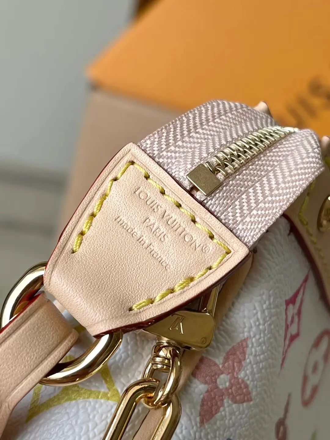 💰880 Top Original Order M13404 This Pochette Accessoires handbag is made of coated canvas, with colorful Monogram patterns to interpret the smart style of the Louis Vuitton x Murakami cross-border collaboration series. Calf leather trim and dazzling hardware add to the sophisticated details, while the detachable shoulder strap and chain allow for flexible carry. Dimensions: 22 × 13 × 4 cm