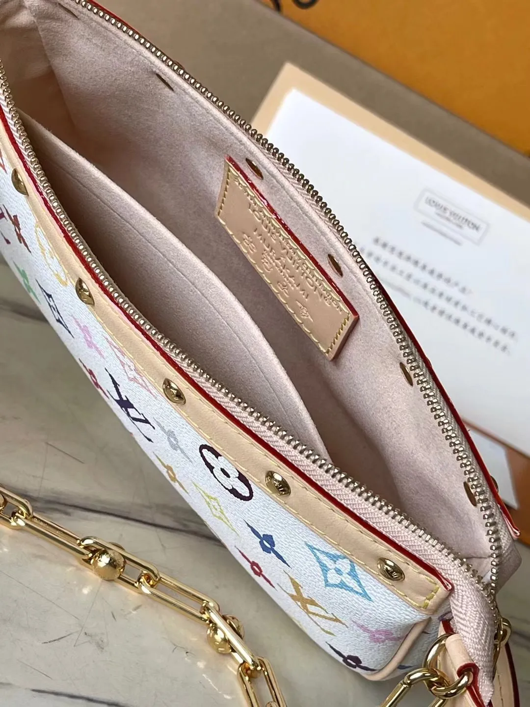 💰880 Top Original Order M13404 This Pochette Accessoires handbag is made of coated canvas, with colorful Monogram patterns to interpret the smart style of the Louis Vuitton x Murakami cross-border collaboration series. Calf leather trim and dazzling hardware add to the sophisticated details, while the detachable shoulder strap and chain allow for flexible carry. Dimensions: 22 × 13 × 4 cm