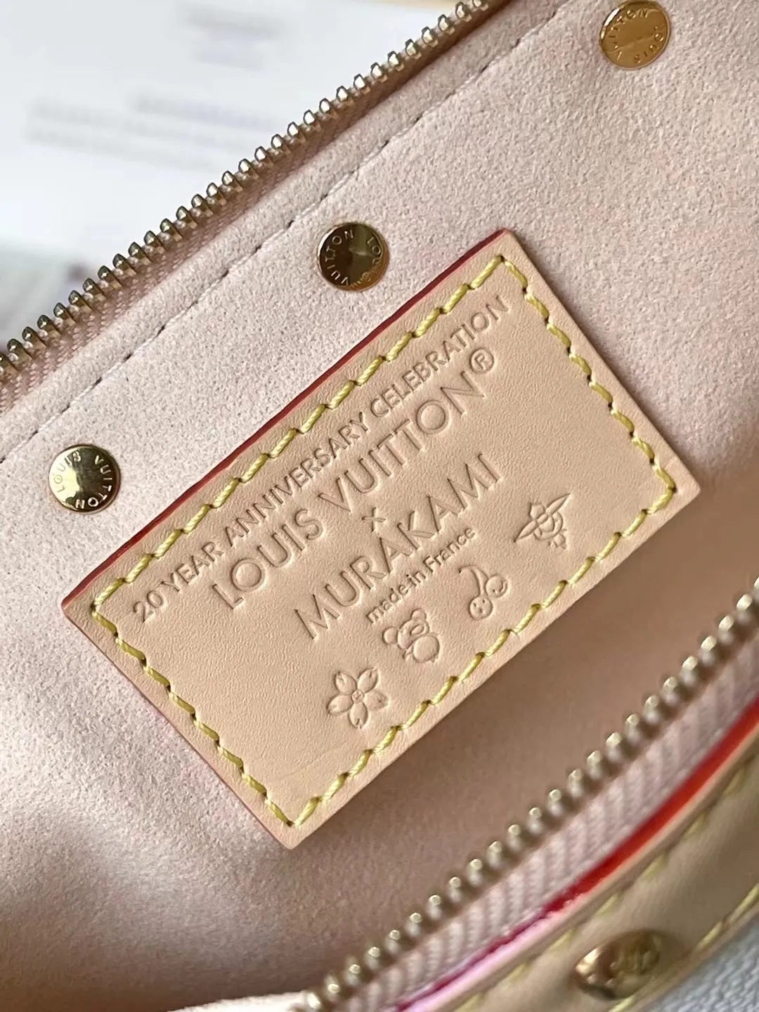 💰880 Top Original Order M13404 This Pochette Accessoires handbag is made of coated canvas, with colorful Monogram patterns to interpret the smart style of the Louis Vuitton x Murakami cross-border collaboration series. Calf leather trim and dazzling hardware add to the sophisticated details, while the detachable shoulder strap and chain allow for flexible carry. Dimensions: 22 × 13 × 4 cm