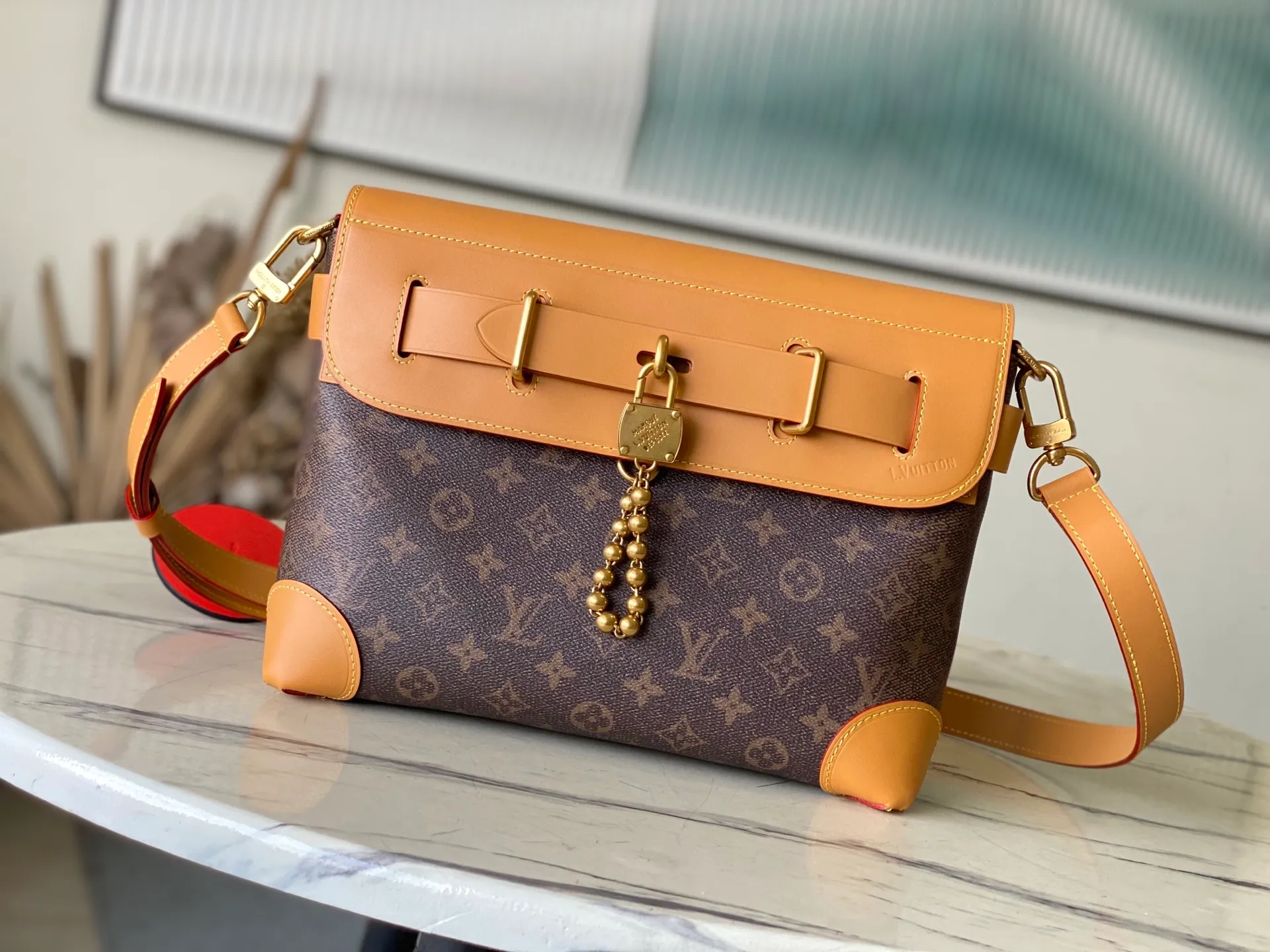 💰1360 Top Original M11533 This Steamer Crossbody handbag is made of Monogram Dust coated canvas with distressed cow leather trim, and is hung with a dazzling bead chain from a Louis Vuitton Marque Déposée inscribed padlock, showing the new Steamer series created by Pharrell Williams. 20 x 10 x 30 cm (height x width x length)