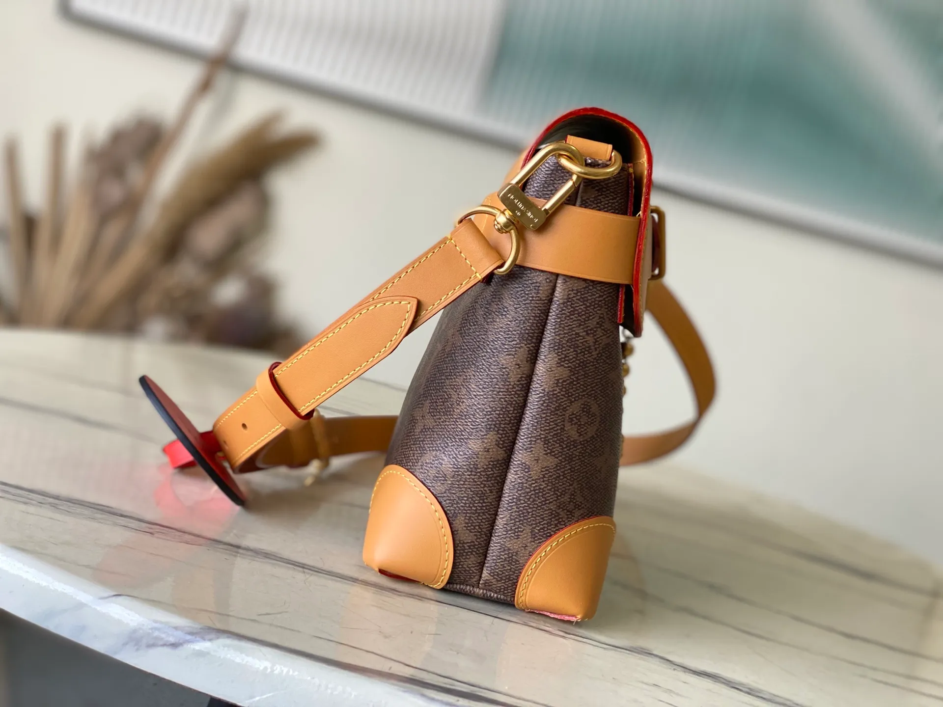 💰1360 Top Original M11533 This Steamer Crossbody handbag is made of Monogram Dust coated canvas with distressed cow leather trim, and is hung with a dazzling bead chain from a Louis Vuitton Marque Déposée inscribed padlock, showing the new Steamer series created by Pharrell Williams. 20 x 10 x 30 cm (height x width x length)