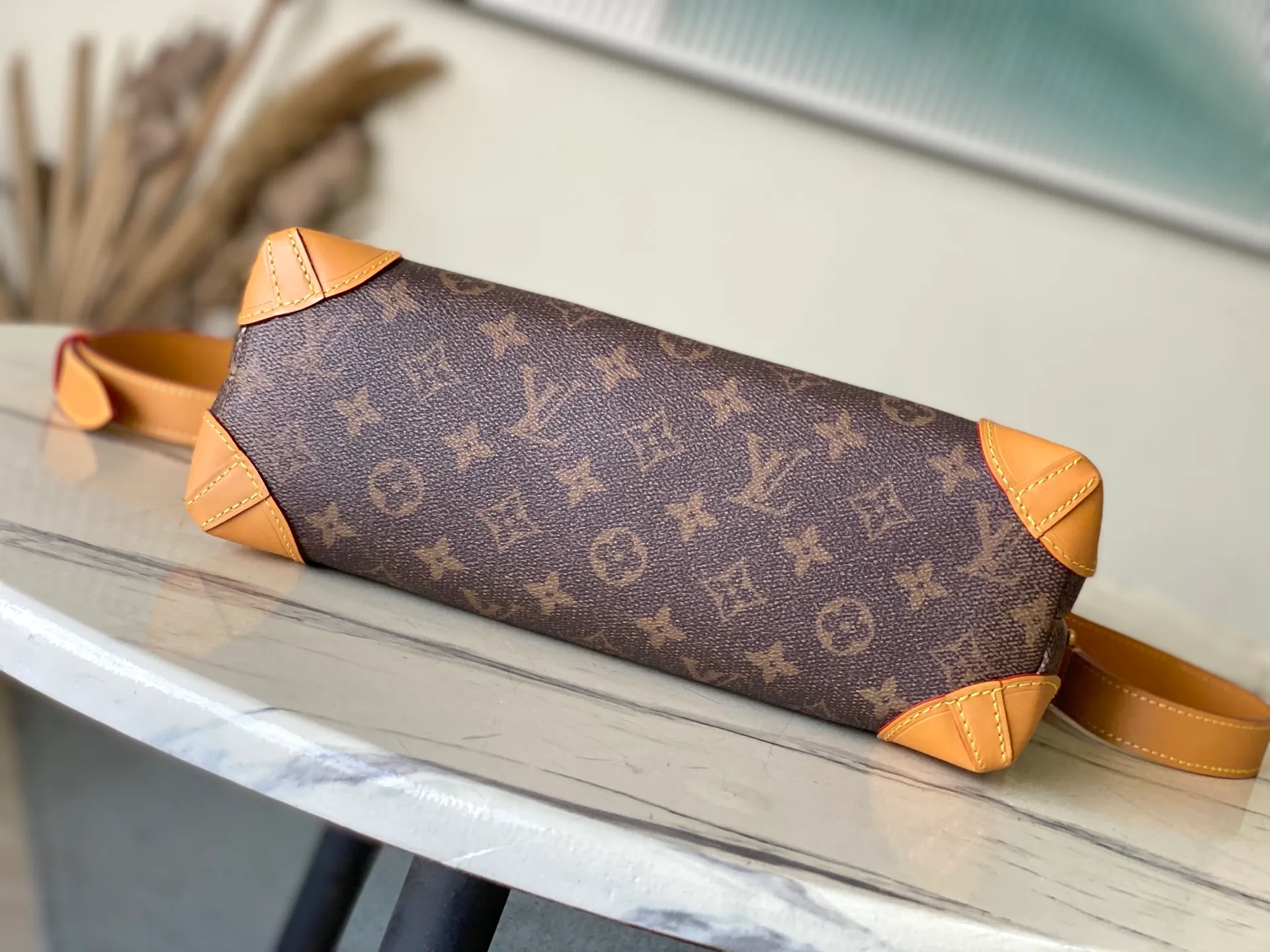 💰1360 Top Original M11533 This Steamer Crossbody handbag is made of Monogram Dust coated canvas with distressed cow leather trim, and is hung with a dazzling bead chain from a Louis Vuitton Marque Déposée inscribed padlock, showing the new Steamer series created by Pharrell Williams. 20 x 10 x 30 cm (height x width x length)