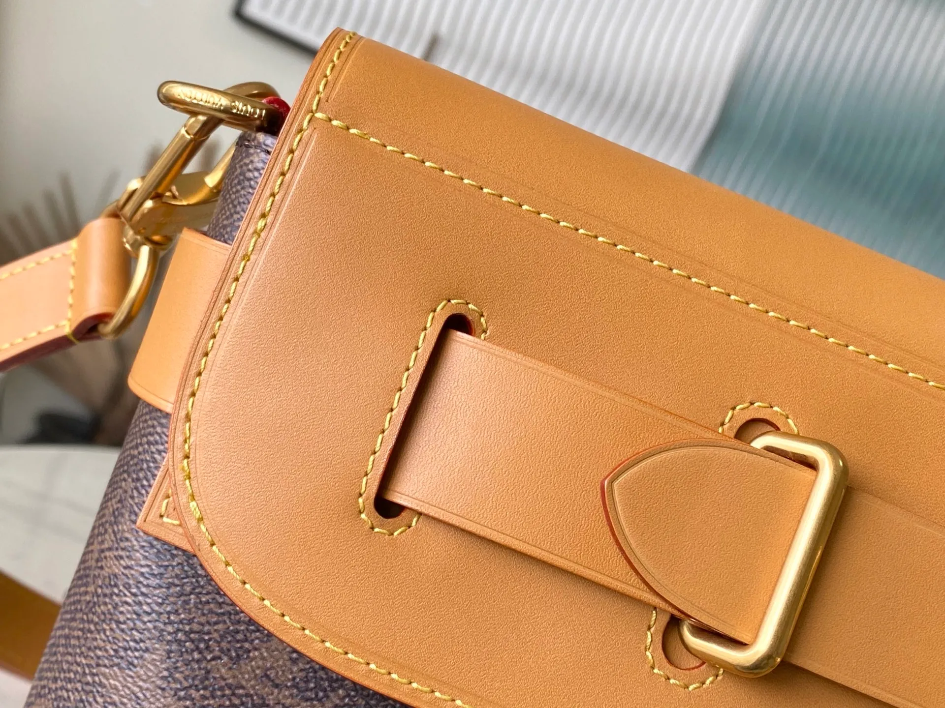 💰1360 Top Original M11533 This Steamer Crossbody handbag is made of Monogram Dust coated canvas with distressed cow leather trim, and is hung with a dazzling bead chain from a Louis Vuitton Marque Déposée inscribed padlock, showing the new Steamer series created by Pharrell Williams. 20 x 10 x 30 cm (height x width x length)