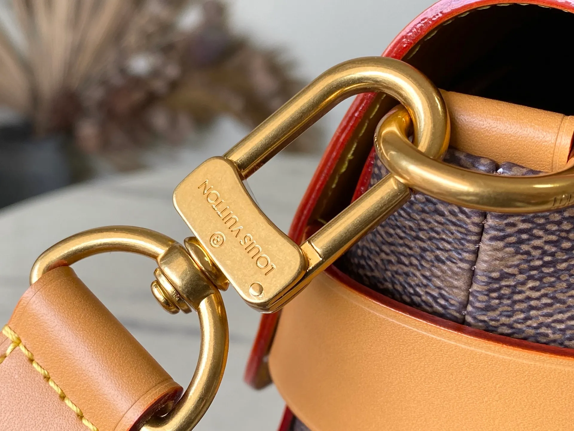 💰1360 Top Original M11533 This Steamer Crossbody handbag is made of Monogram Dust coated canvas with distressed cow leather trim, and is hung with a dazzling bead chain from a Louis Vuitton Marque Déposée inscribed padlock, showing the new Steamer series created by Pharrell Williams. 20 x 10 x 30 cm (height x width x length)