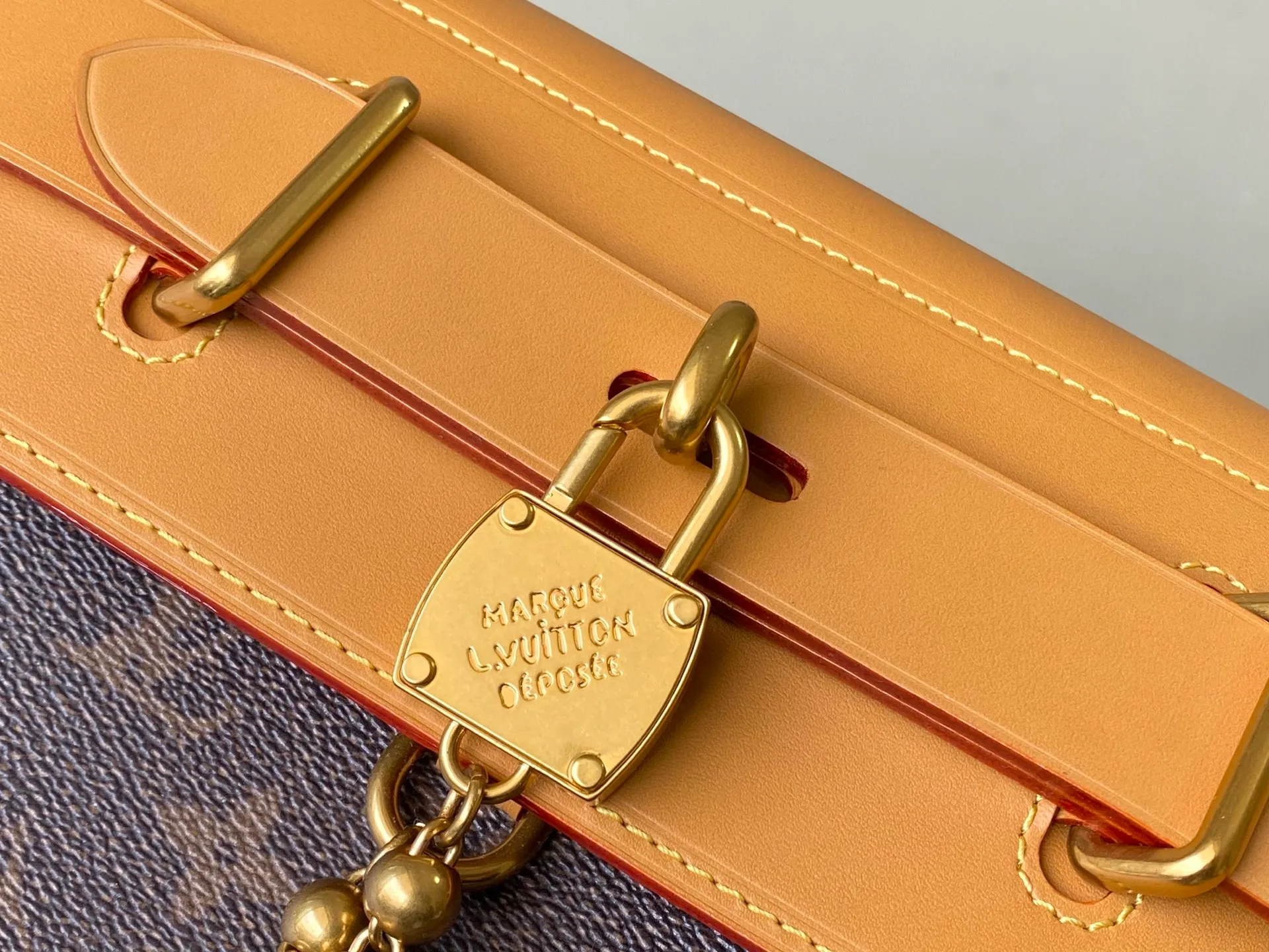 💰1360 Top Original M11533 This Steamer Crossbody handbag is made of Monogram Dust coated canvas with distressed cow leather trim, and is hung with a dazzling bead chain from a Louis Vuitton Marque Déposée inscribed padlock, showing the new Steamer series created by Pharrell Williams. 20 x 10 x 30 cm (height x width x length)