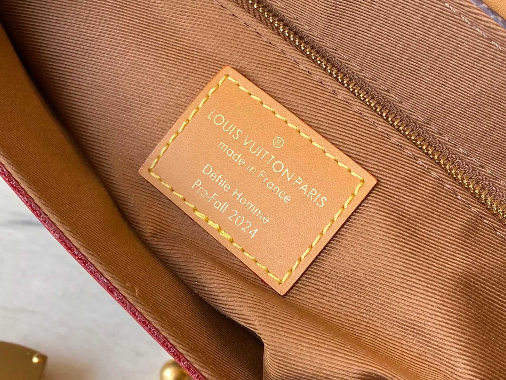 💰1360 Top Original M11533 This Steamer Crossbody handbag is made of Monogram Dust coated canvas with distressed cow leather trim, and is hung with a dazzling bead chain from a Louis Vuitton Marque Déposée inscribed padlock, showing the new Steamer series created by Pharrell Williams. 20 x 10 x 30 cm (height x width x length)
