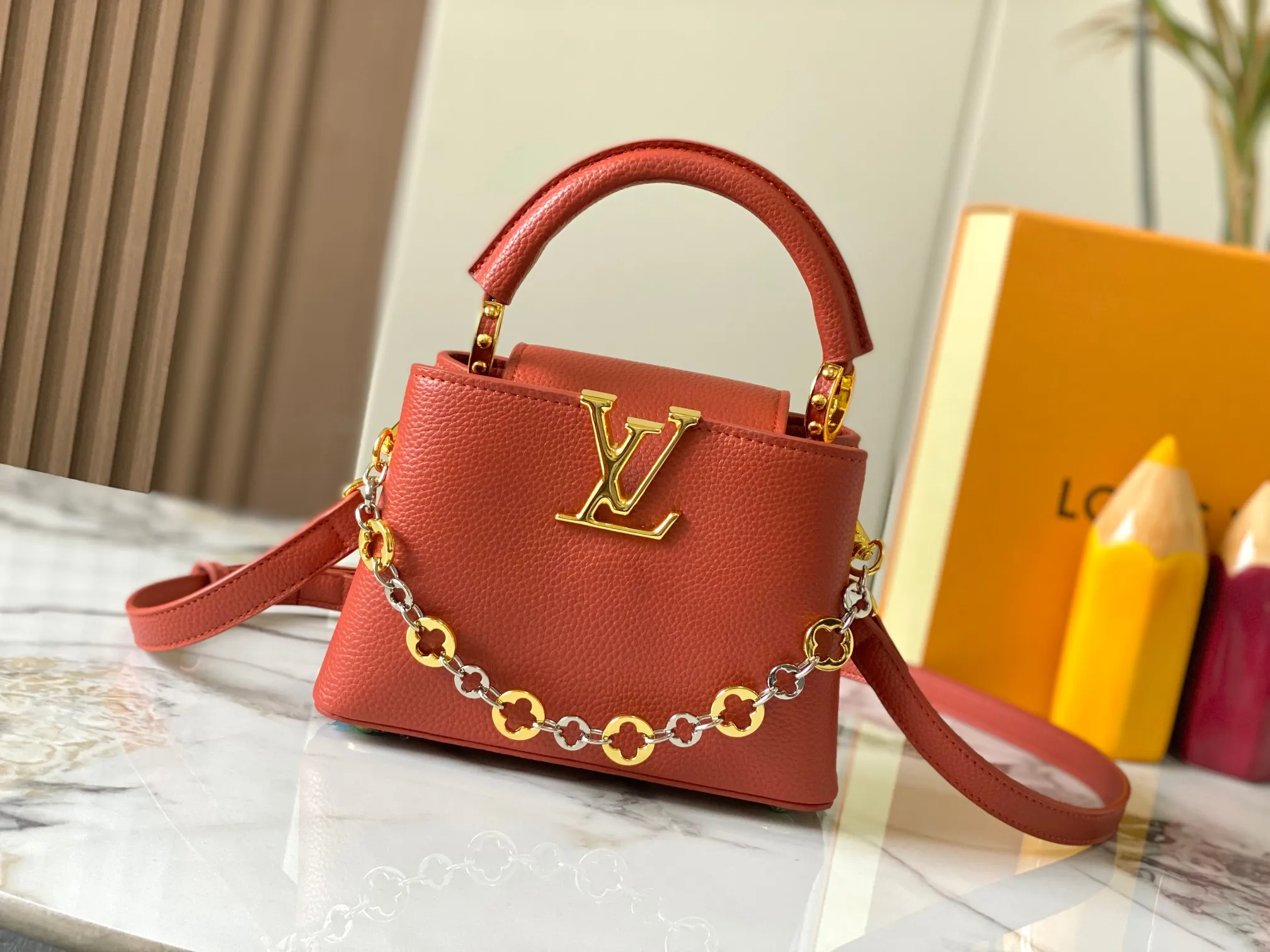 Top original P440 Guangzhou product 🇫🇷M12935 This Capucines mini handbag is from the Capucines Chain On You series. It is made of soft Taurillon cow leather and has ample space to store daily necessities such as short wallets, keys, and lipstick. The jewelry-style double-plated chain incorporates Monogram floral details and complements the round LV letters. The flip cover can be placed in or out. Size:21×14×8cm