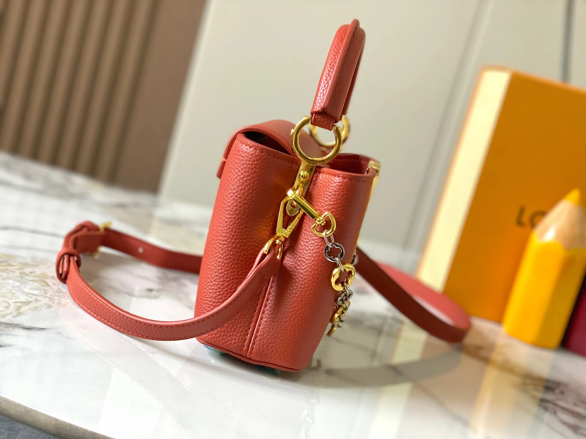 Top original P440 Guangzhou product 🇫🇷M12935 This Capucines mini handbag is from the Capucines Chain On You series. It is made of soft Taurillon cow leather and has ample space to store daily necessities such as short wallets, keys, and lipstick. The jewelry-style double-plated chain incorporates Monogram floral details and complements the round LV letters. The flip cover can be placed in or out. Size:21×14×8cm