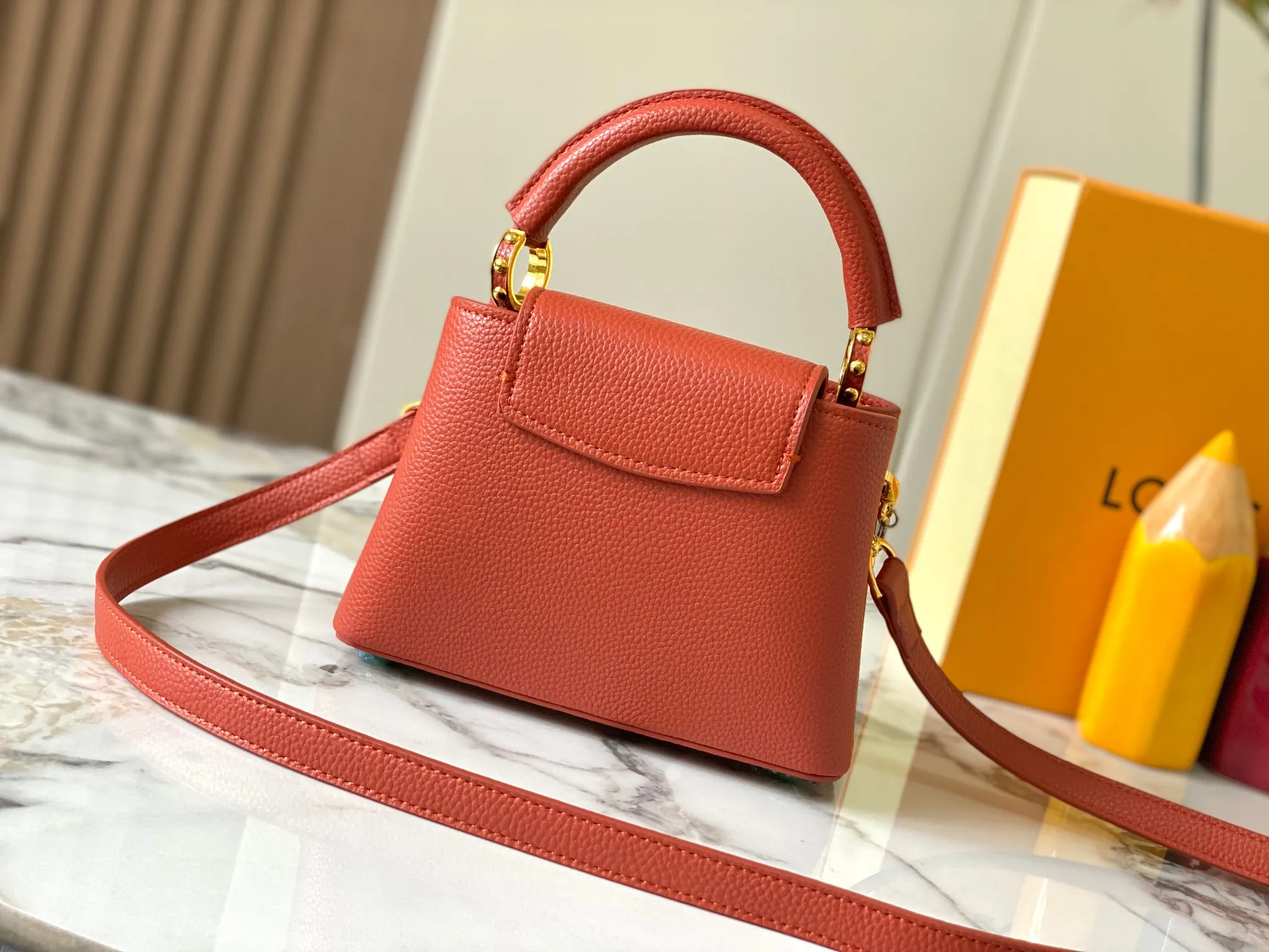 Top original P440 Guangzhou product 🇫🇷M12935 This Capucines mini handbag is from the Capucines Chain On You series. It is made of soft Taurillon cow leather and has ample space to store daily necessities such as short wallets, keys, and lipstick. The jewelry-style double-plated chain incorporates Monogram floral details and complements the round LV letters. The flip cover can be placed in or out. Size:21×14×8cm