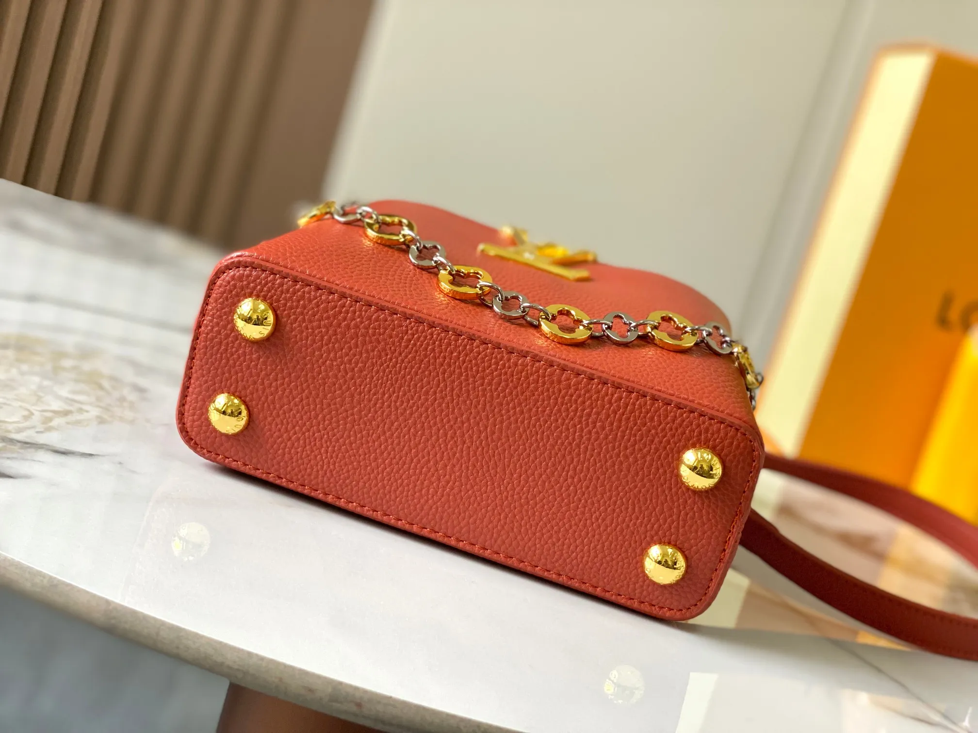 Top original P440 Guangzhou product 🇫🇷M12935 This Capucines mini handbag is from the Capucines Chain On You series. It is made of soft Taurillon cow leather and has ample space to store daily necessities such as short wallets, keys, and lipstick. The jewelry-style double-plated chain incorporates Monogram floral details and complements the round LV letters. The flip cover can be placed in or out. Size:21×14×8cm