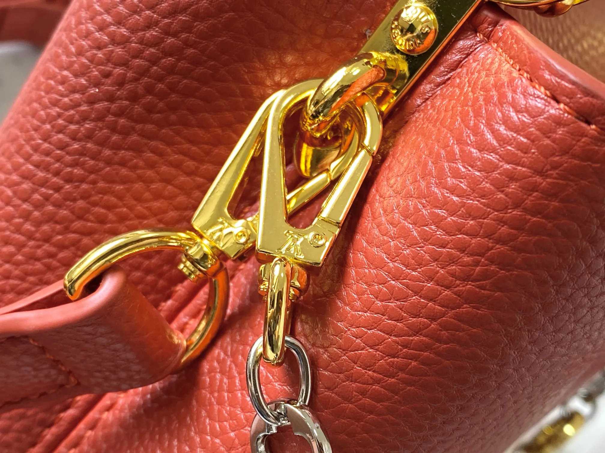 Top original P440 Guangzhou product 🇫🇷M12935 This Capucines mini handbag is from the Capucines Chain On You series. It is made of soft Taurillon cow leather and has ample space to store daily necessities such as short wallets, keys, and lipstick. The jewelry-style double-plated chain incorporates Monogram floral details and complements the round LV letters. The flip cover can be placed in or out. Size:21×14×8cm