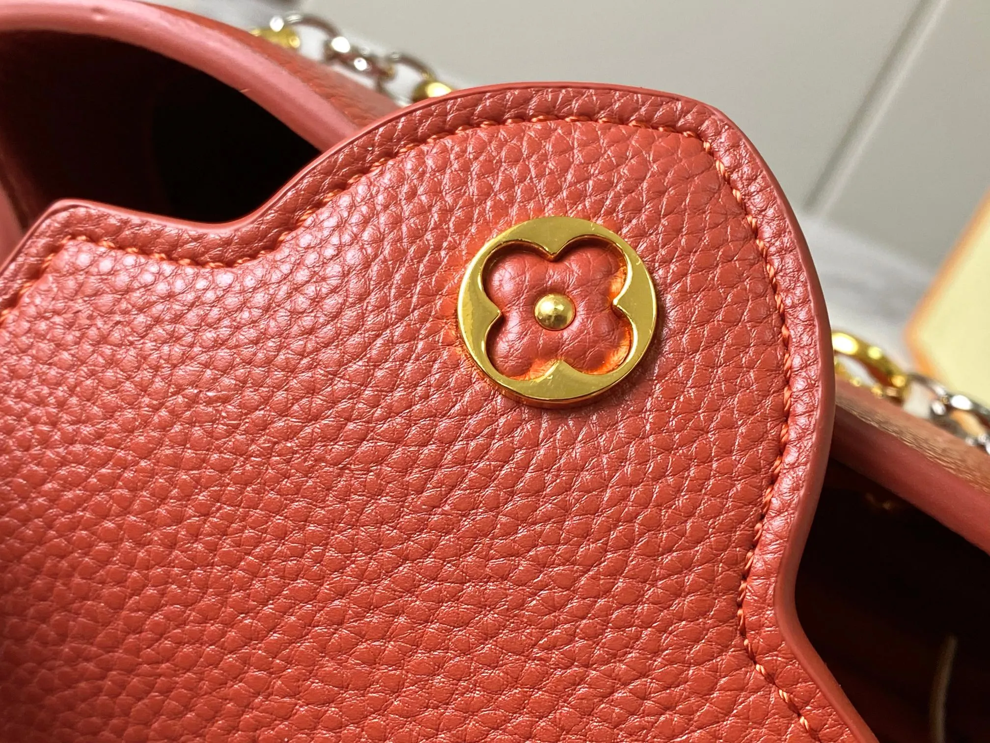Top original P440 Guangzhou product 🇫🇷M12935 This Capucines mini handbag is from the Capucines Chain On You series. It is made of soft Taurillon cow leather and has ample space to store daily necessities such as short wallets, keys, and lipstick. The jewelry-style double-plated chain incorporates Monogram floral details and complements the round LV letters. The flip cover can be placed in or out. Size:21×14×8cm