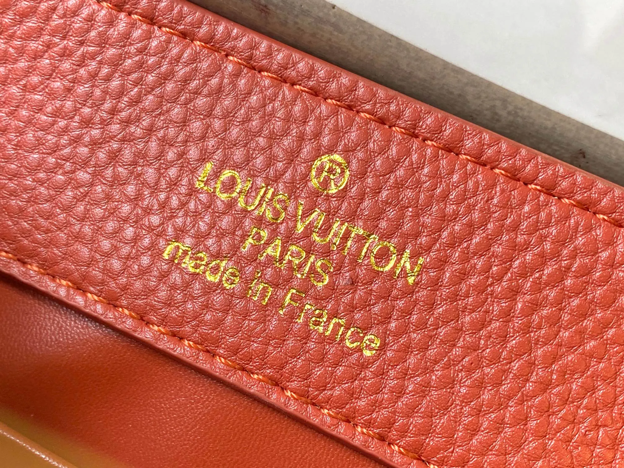 Top original P440 Guangzhou product 🇫🇷M12935 This Capucines mini handbag is from the Capucines Chain On You series. It is made of soft Taurillon cow leather and has ample space to store daily necessities such as short wallets, keys, and lipstick. The jewelry-style double-plated chain incorporates Monogram floral details and complements the round LV letters. The flip cover can be placed in or out. Size:21×14×8cm