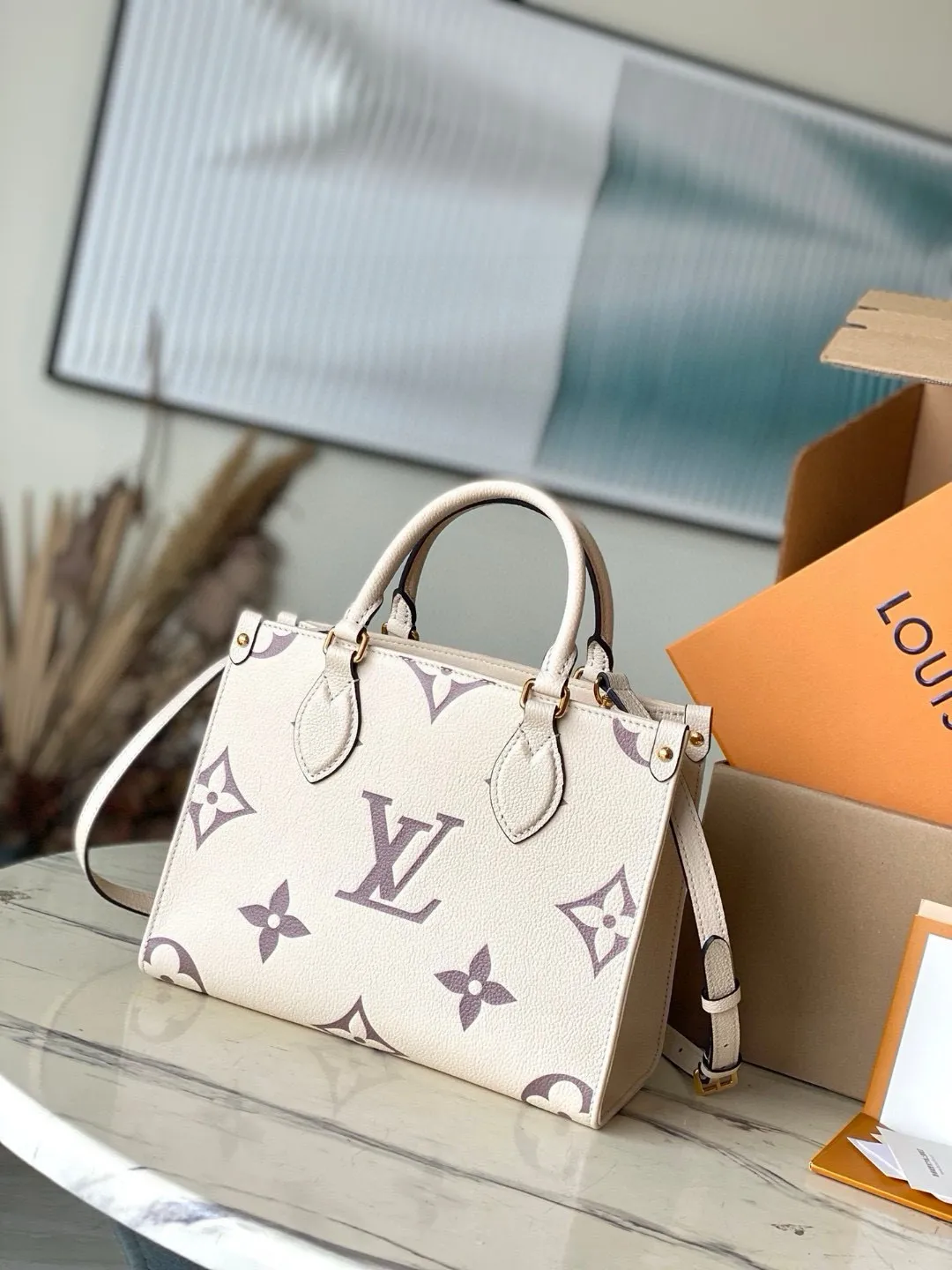 💰1040 (top layer leather) top original single transcoding chip first layer leather) top original single M45654 [ONTHEGO small handbag] Onthego small Tote bag draws inspiration from the classic Sac Plat handbag in 1968. It is made of Monogram Empreinte leather embossed with Giant Bicolor Monogram pattern to create a miniature version, which can store daily needs such as iPad Mini. Flexible handles and detachable shoulder strap enrich carrying options. Dimensions: 25 x 19 x 11.5 cm
