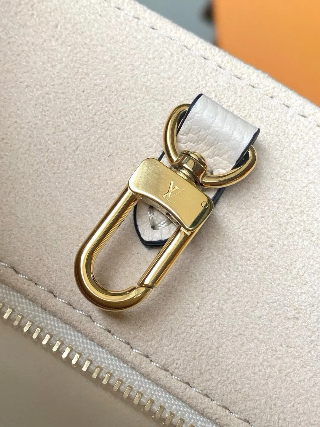💰1040 (top layer leather) top original single transcoding chip first layer leather) top original single M45654 [ONTHEGO small handbag] Onthego small Tote bag draws inspiration from the classic Sac Plat handbag in 1968. It is made of Monogram Empreinte leather embossed with Giant Bicolor Monogram pattern to create a miniature version, which can store daily needs such as iPad Mini. Flexible handles and detachable shoulder strap enrich carrying options. Dimensions: 25 x 19 x 11.5 cm