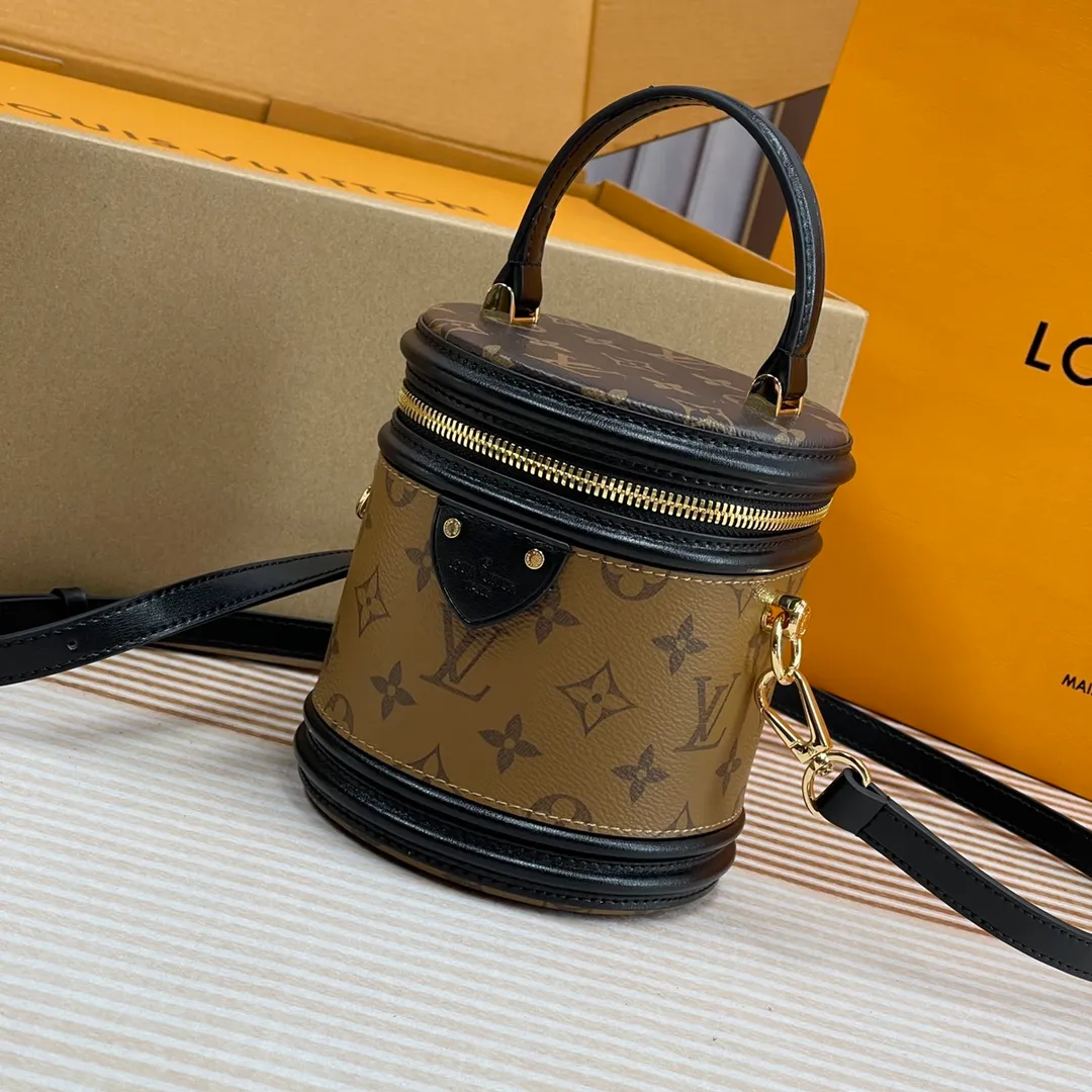 [Upgraded version] P600🐶 (Small size) Upgraded version. High quality, semi-steel hardware, M43986🐶 Comes with complete packaging ❣️VANITY Handbag Drawing on the shape of the long-standing LV Cannes cosmetic case, women's art director Nicolas Ghesquière recreates the classic charm of the past with this semi-rigid handbag. Small size, Monogram and Monogram Reverse coated canvas mixed fabric, full of traditional Louis Vuitton design, very elegant. Features a top handle and removable leather shoulder strap for multiple carrying options. Size: 13*12*14