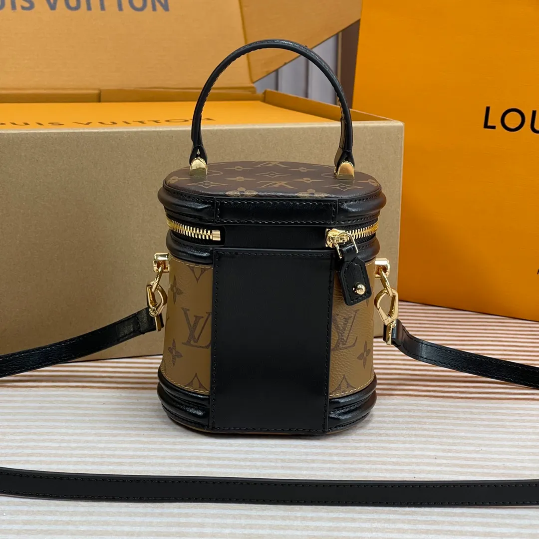 [Upgraded version] P600🐶 (Small size) Upgraded version. High quality, semi-steel hardware, M43986🐶 Comes with complete packaging ❣️VANITY Handbag Drawing on the shape of the long-standing LV Cannes cosmetic case, women's art director Nicolas Ghesquière recreates the classic charm of the past with this semi-rigid handbag. Small size, Monogram and Monogram Reverse coated canvas mixed fabric, full of traditional Louis Vuitton design, very elegant. Features a top handle and removable leather shoulder strap for multiple carrying options. Size: 13*12*14
