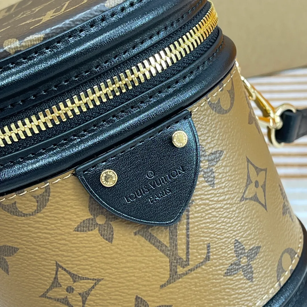 [Upgraded version] P600🐶 (Small size) Upgraded version. High quality, semi-steel hardware, M43986🐶 Comes with complete packaging ❣️VANITY Handbag Drawing on the shape of the long-standing LV Cannes cosmetic case, women's art director Nicolas Ghesquière recreates the classic charm of the past with this semi-rigid handbag. Small size, Monogram and Monogram Reverse coated canvas mixed fabric, full of traditional Louis Vuitton design, very elegant. Features a top handle and removable leather shoulder strap for multiple carrying options. Size: 13*12*14