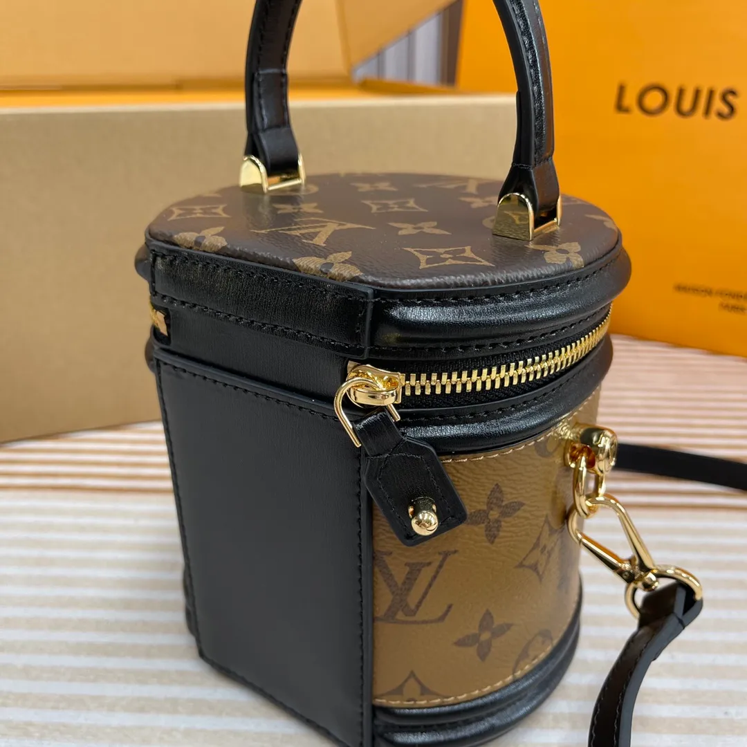 [Upgraded version] P600🐶 (Small size) Upgraded version. High quality, semi-steel hardware, M43986🐶 Comes with complete packaging ❣️VANITY Handbag Drawing on the shape of the long-standing LV Cannes cosmetic case, women's art director Nicolas Ghesquière recreates the classic charm of the past with this semi-rigid handbag. Small size, Monogram and Monogram Reverse coated canvas mixed fabric, full of traditional Louis Vuitton design, very elegant. Features a top handle and removable leather shoulder strap for multiple carrying options. Size: 13*12*14