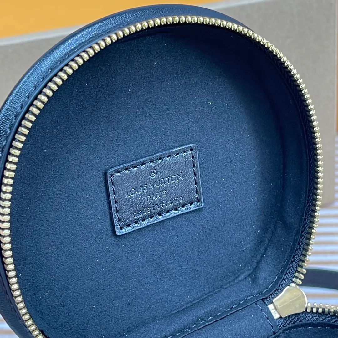 [Upgraded version] P600🐶 (Small size) Upgraded version. High quality, semi-steel hardware, M43986🐶 Comes with complete packaging ❣️VANITY Handbag Drawing on the shape of the long-standing LV Cannes cosmetic case, women's art director Nicolas Ghesquière recreates the classic charm of the past with this semi-rigid handbag. Small size, Monogram and Monogram Reverse coated canvas mixed fabric, full of traditional Louis Vuitton design, very elegant. Features a top handle and removable leather shoulder strap for multiple carrying options. Size: 13*12*14