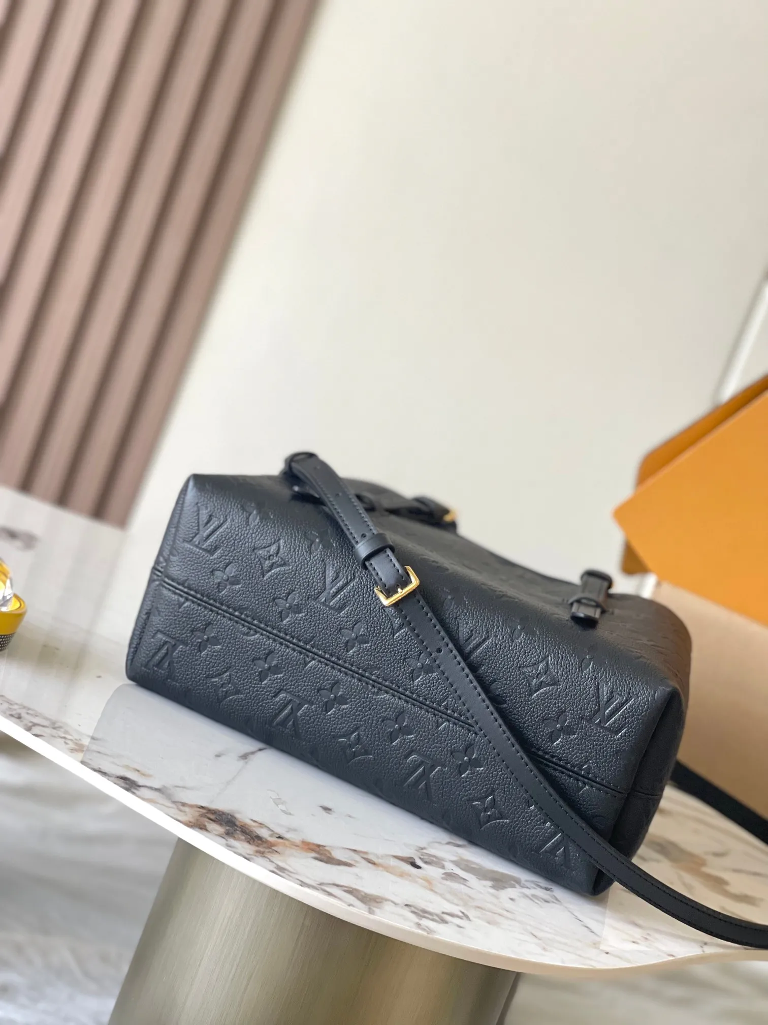 💰2600 [Special grade MB chip version original leather] This Babylone Tote handbag is traceable to the Paris Babylone trend community, model: M11393 black dynamic chip version Material: A-grade all-steel hardware, imported original fabric Packaging: full set of original duty-free MB packaging Size: 31*21.5*13CM