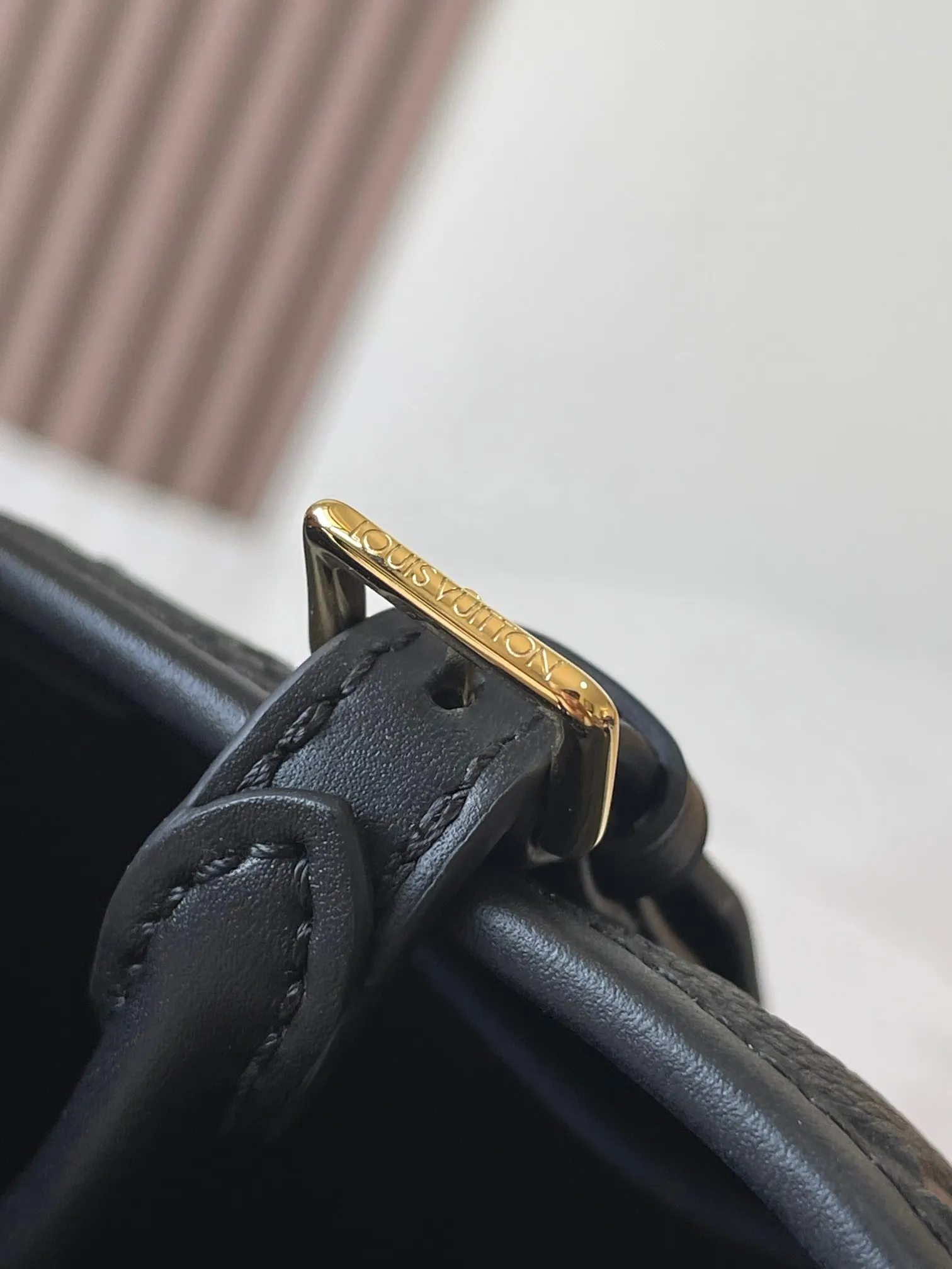 💰2600 [Special grade MB chip version original leather] This Babylone Tote handbag is traceable to the Paris Babylone trend community, model: M11393 black dynamic chip version Material: A-grade all-steel hardware, imported original fabric Packaging: full set of original duty-free MB packaging Size: 31*21.5*13CM