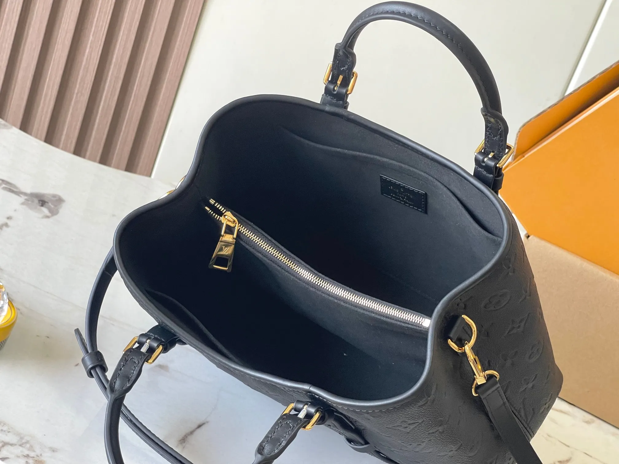 💰2600 [Special grade MB chip version original leather] This Babylone Tote handbag is traceable to the Paris Babylone trend community, model: M11393 black dynamic chip version Material: A-grade all-steel hardware, imported original fabric Packaging: full set of original duty-free MB packaging Size: 31*21.5*13CM
