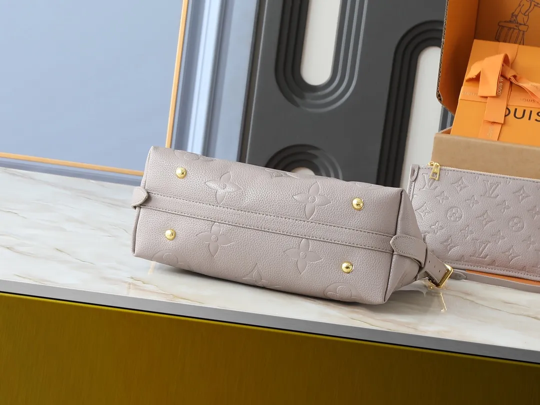 💰240💰Upgraded from the original M24141 M46288 M46293 M46277 M46298 M46203 CarryAll small handbag is made of Mono gram Empreinte embossed leather. It has a generous structure and a neat inner layer. The large inner bag adds functional elements. Comes with a Monogram embossed zipper clutch secured by a leather strap. A personal companion for urban life. Dimensions 29 x 24 x 12 cm (length x height x width)