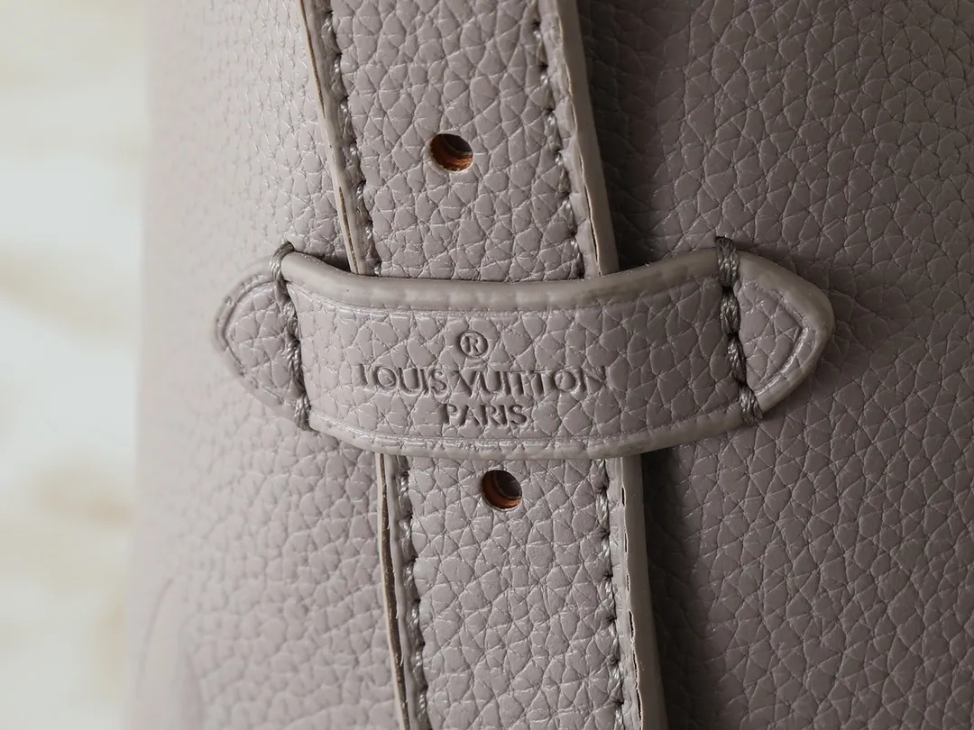 💰240💰Upgraded from the original M24141 M46288 M46293 M46277 M46298 M46203 CarryAll small handbag is made of Mono gram Empreinte embossed leather. It has a generous structure and a neat inner layer. The large inner bag adds functional elements. Comes with a Monogram embossed zipper clutch secured by a leather strap. A personal companion for urban life. Dimensions 29 x 24 x 12 cm (length x height x width)