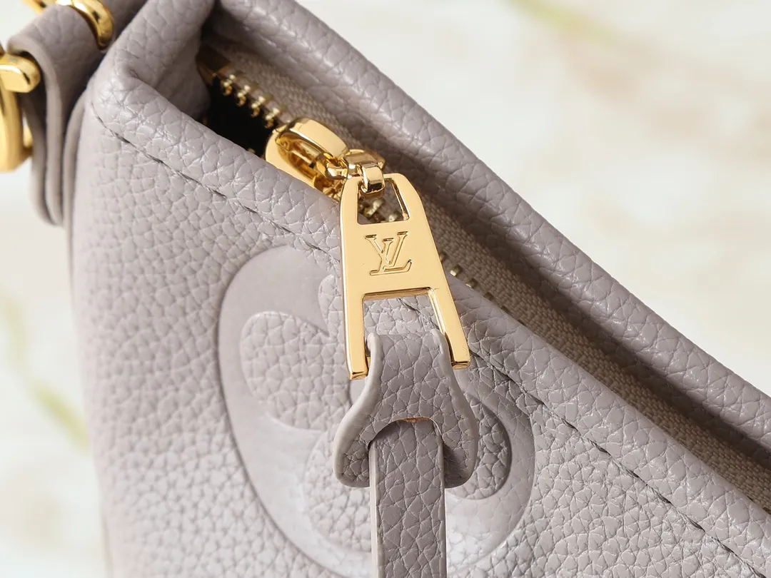 💰240💰Upgraded from the original M24141 M46288 M46293 M46277 M46298 M46203 CarryAll small handbag is made of Mono gram Empreinte embossed leather. It has a generous structure and a neat inner layer. The large inner bag adds functional elements. Comes with a Monogram embossed zipper clutch secured by a leather strap. A personal companion for urban life. Dimensions 29 x 24 x 12 cm (length x height x width)