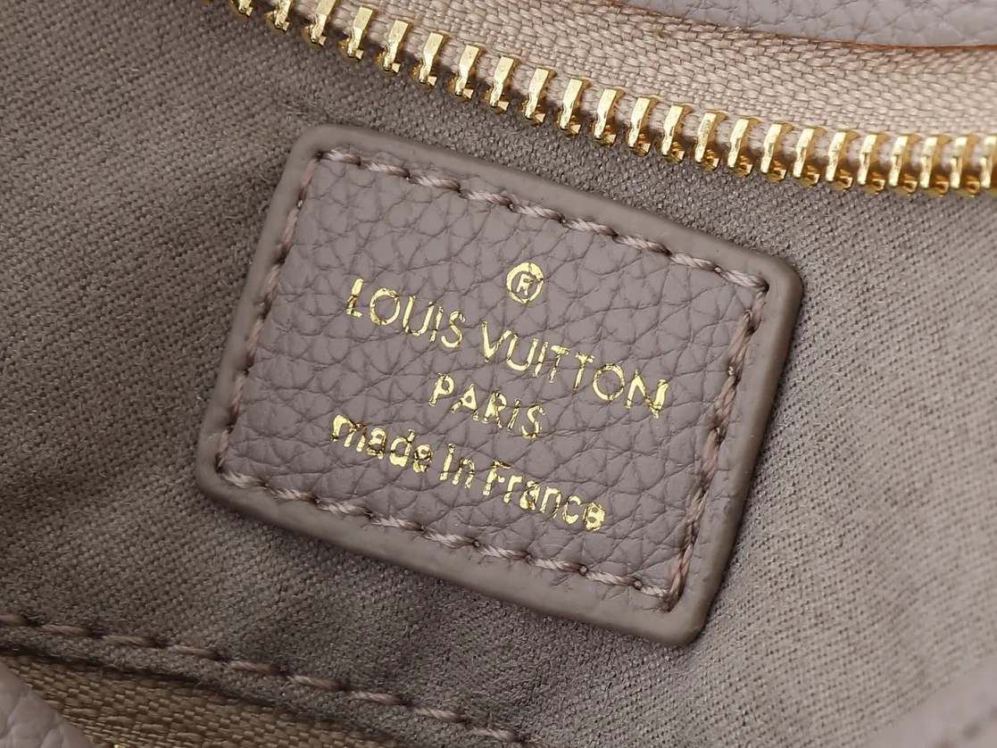 💰240💰Upgraded from the original M24141 M46288 M46293 M46277 M46298 M46203 CarryAll small handbag is made of Mono gram Empreinte embossed leather. It has a generous structure and a neat inner layer. The large inner bag adds functional elements. Comes with a Monogram embossed zipper clutch secured by a leather strap. A personal companion for urban life. Dimensions 29 x 24 x 12 cm (length x height x width)