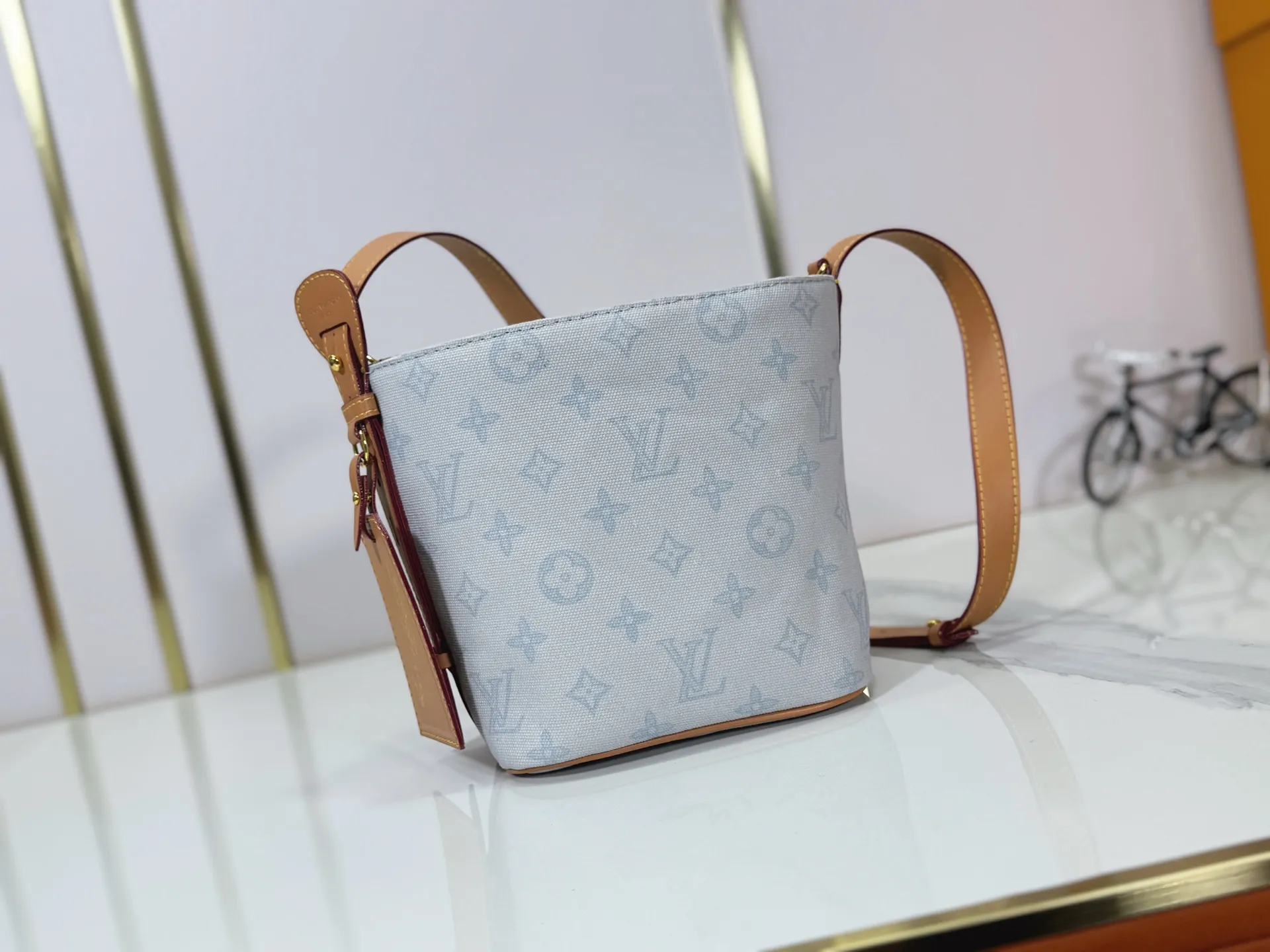 P220 upgraded original M27529 M12925 M12926 M13480 M13044 M14356 M13045 M13089 This All In BB handbag is made of Monogram canvas with shiny metal parts, and the iconic pendant and nameplate highlight the classic style. The adjustable shoulder strap continues the brand's trunk-making heritage, and the leather shoulder strap adds cross-body and shoulder carry options. The foldable design enables the silhouette to be retracted and retracted freely, providing ample space for daily use. 16.0 x 18.0 x 12.0 cm (length x height x width)