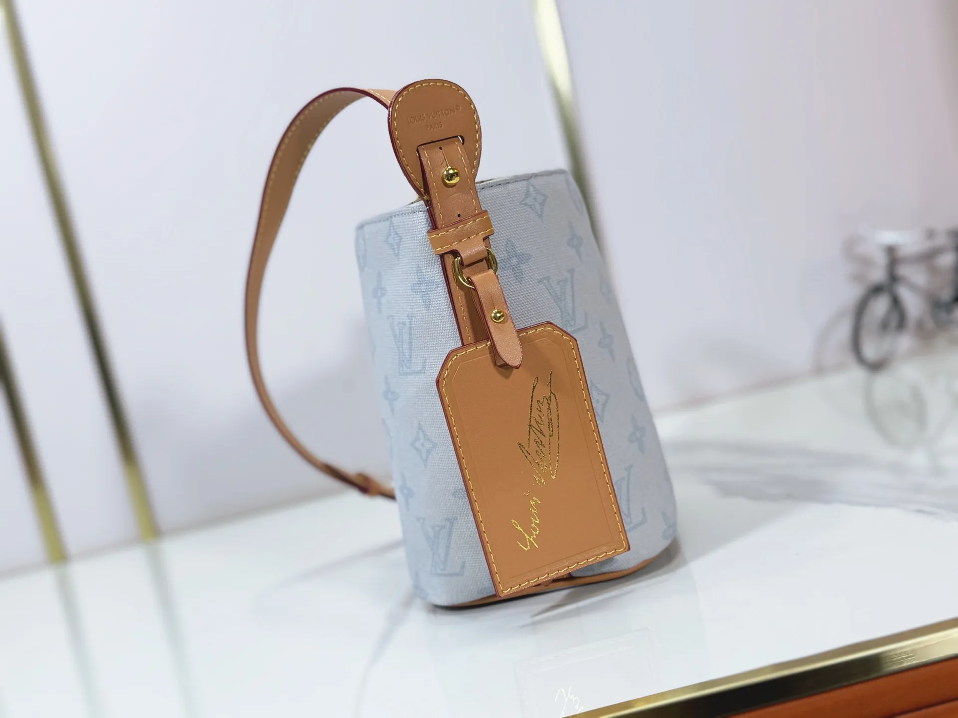 P220 upgraded original M27529 M12925 M12926 M13480 M13044 M14356 M13045 M13089 This All In BB handbag is made of Monogram canvas with shiny metal parts, and the iconic pendant and nameplate highlight the classic style. The adjustable shoulder strap continues the brand's trunk-making heritage, and the leather shoulder strap adds cross-body and shoulder carry options. The foldable design enables the silhouette to be retracted and retracted freely, providing ample space for daily use. 16.0 x 18.0 x 12.0 cm (length x height x width)